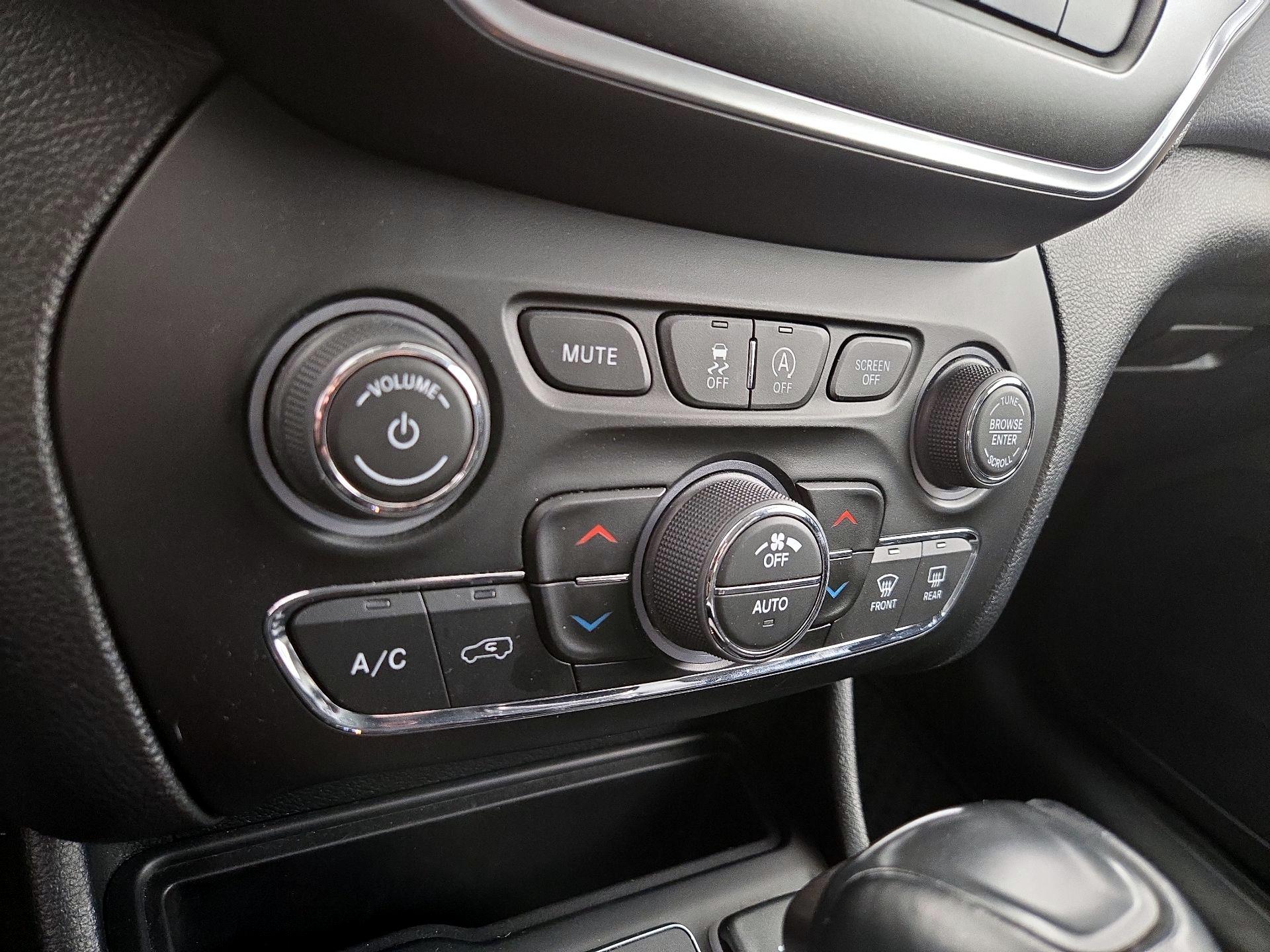 Thumbnail: 2022 Jeep Cherokee - 17