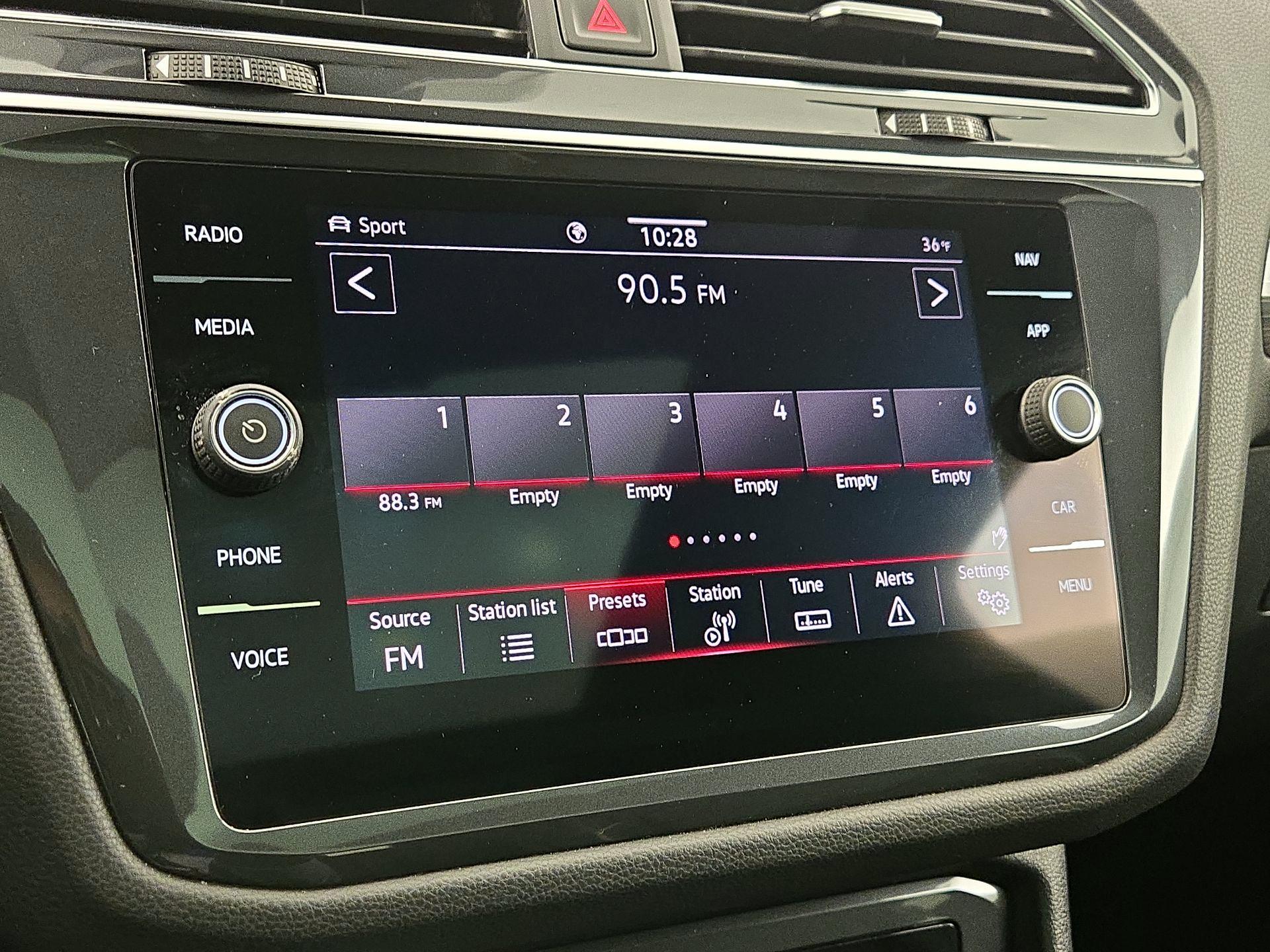 Thumbnail: 2022 Volkswagen Tiguan - 16