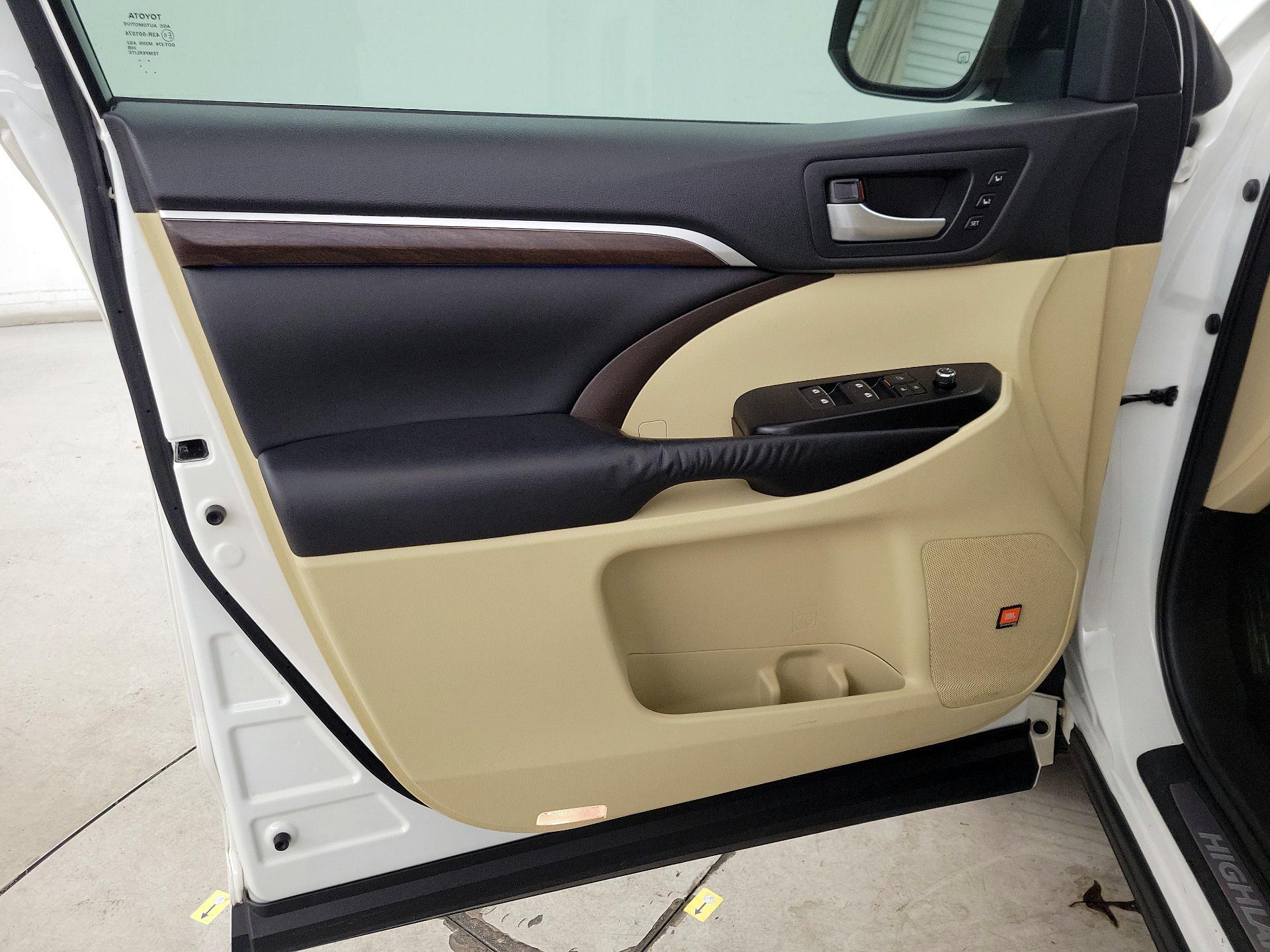 Thumbnail: 2016 Toyota Highlander - 12