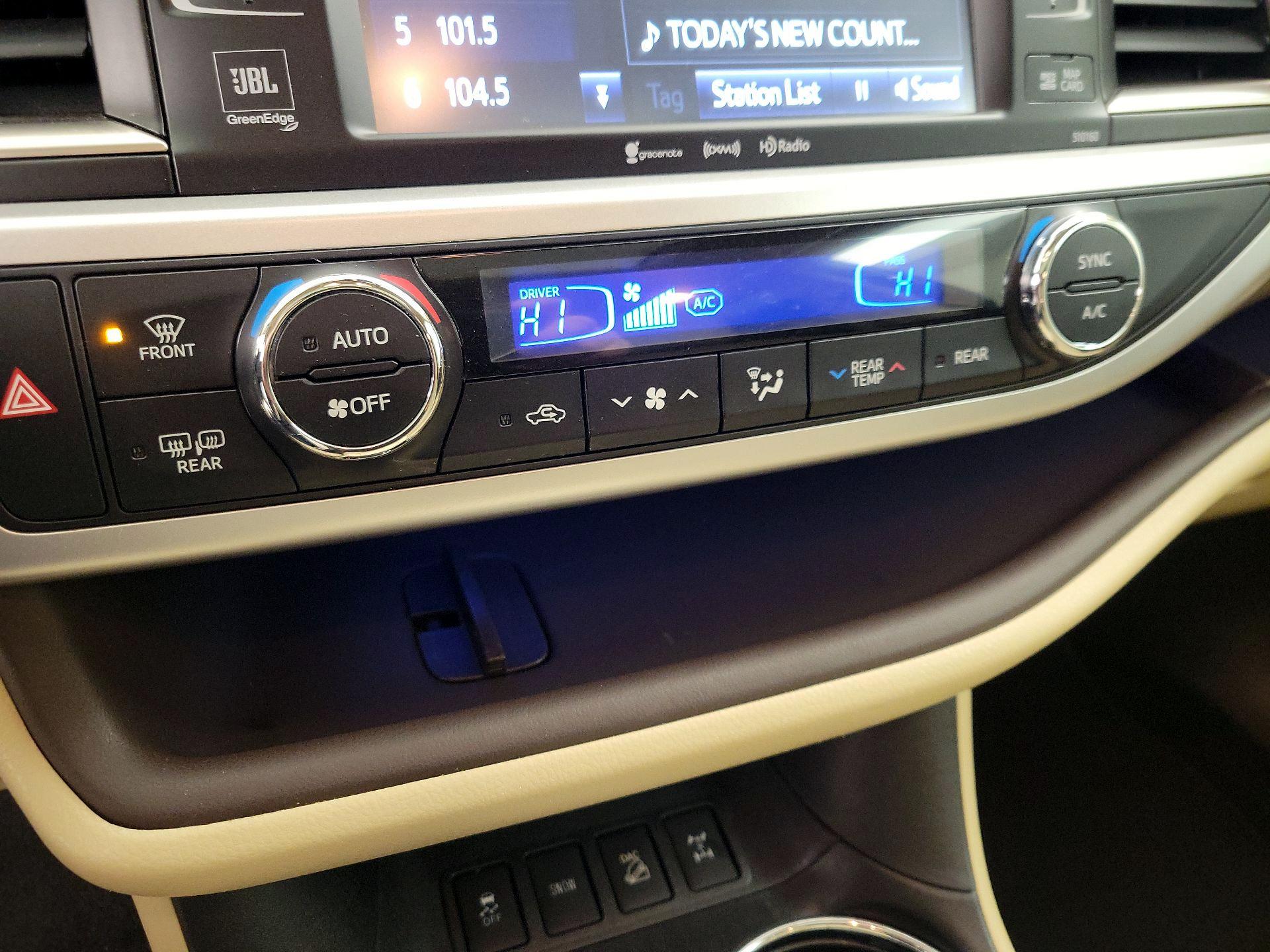 Thumbnail: 2016 Toyota Highlander - 16