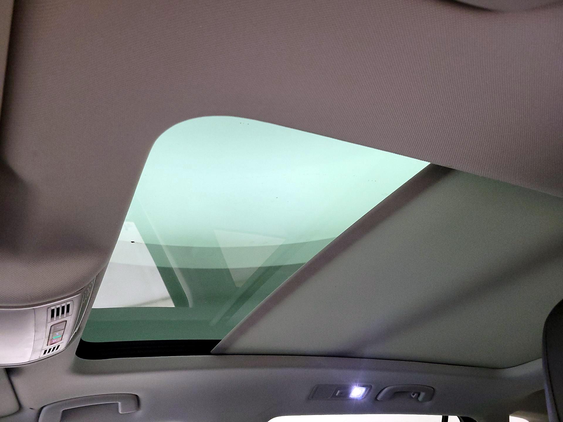 Thumbnail: 2022 Volkswagen Tiguan - 19