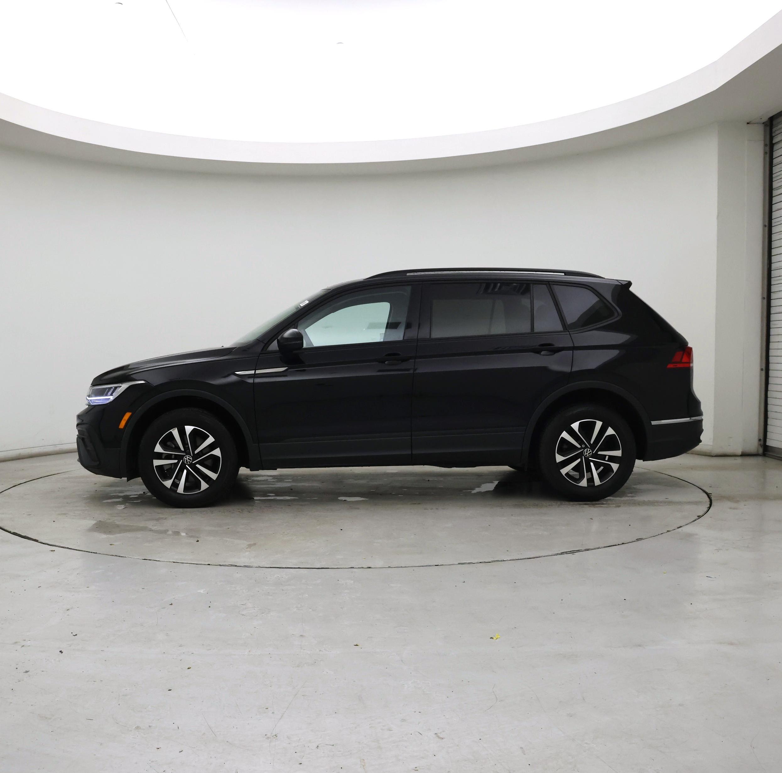 Thumbnail: 2022 Volkswagen Tiguan - 3