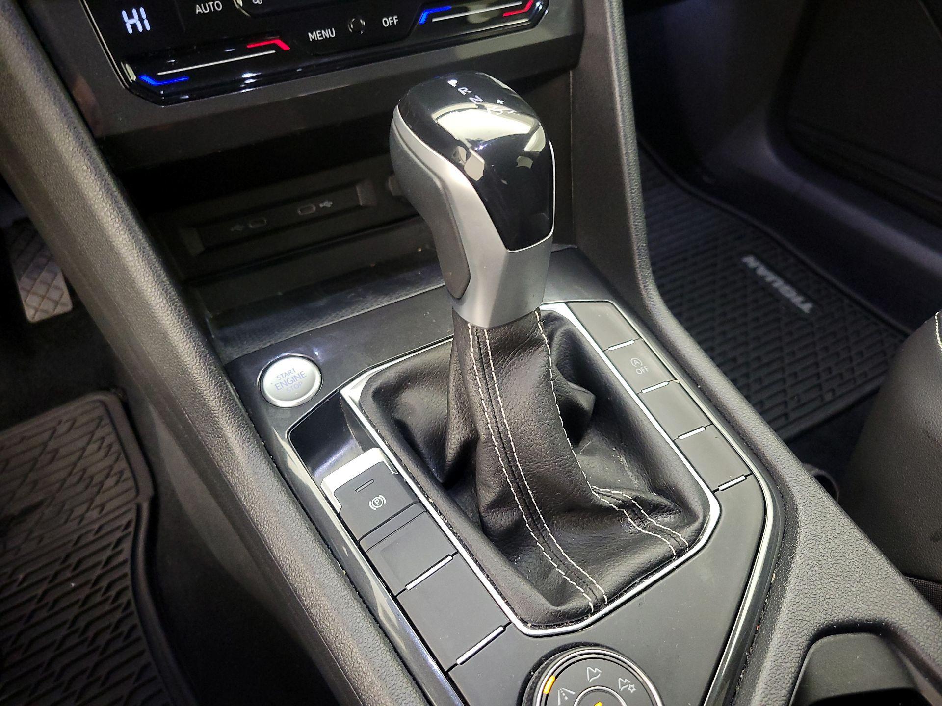 Thumbnail: 2022 Volkswagen Tiguan - 17