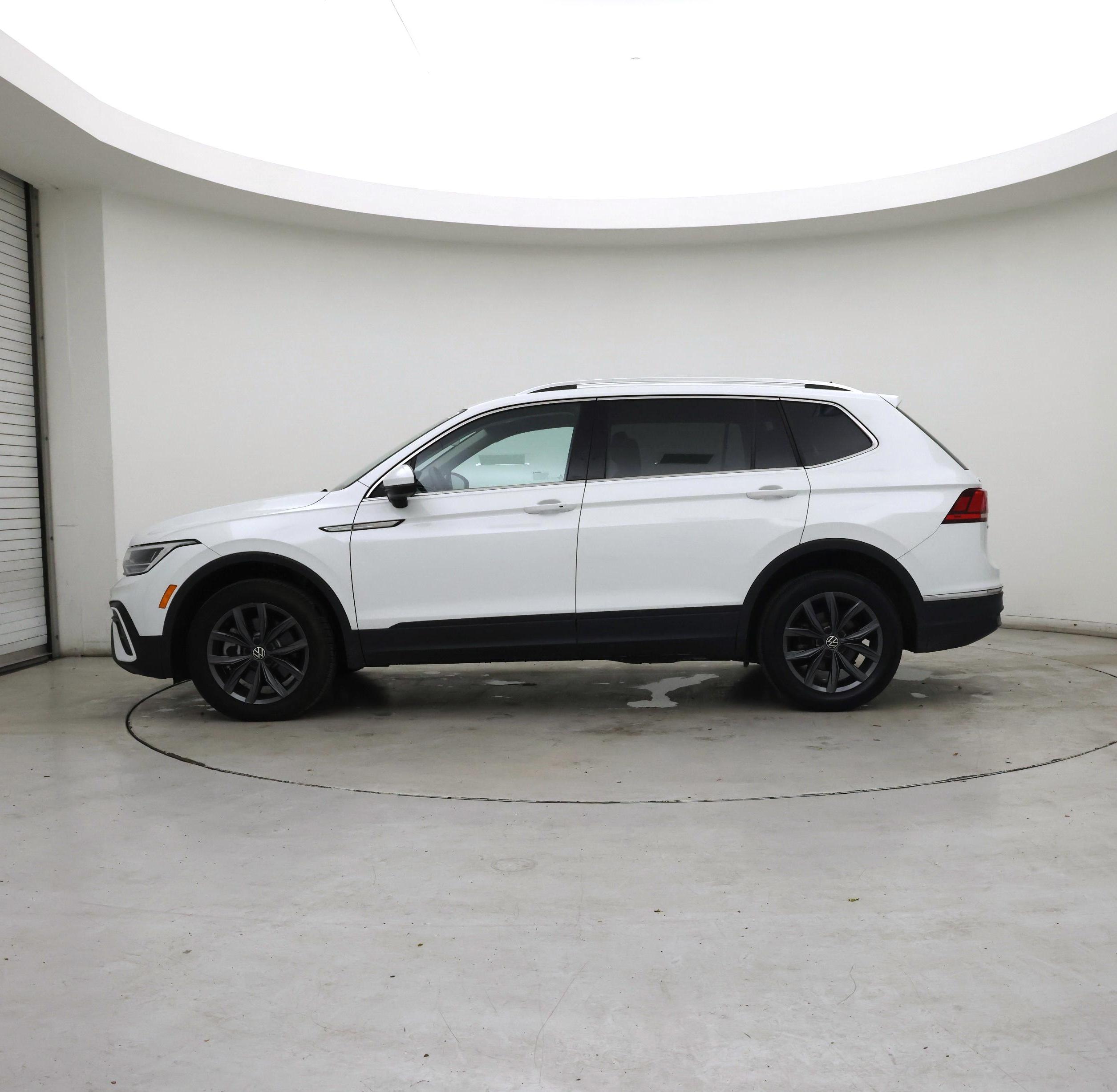 Thumbnail: 2022 Volkswagen Tiguan - 3