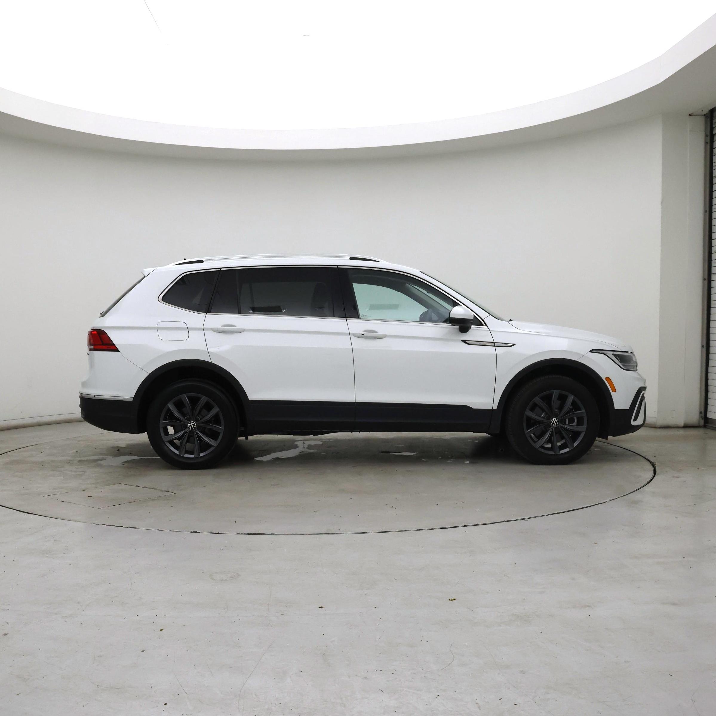 Thumbnail: 2022 Volkswagen Tiguan - 7