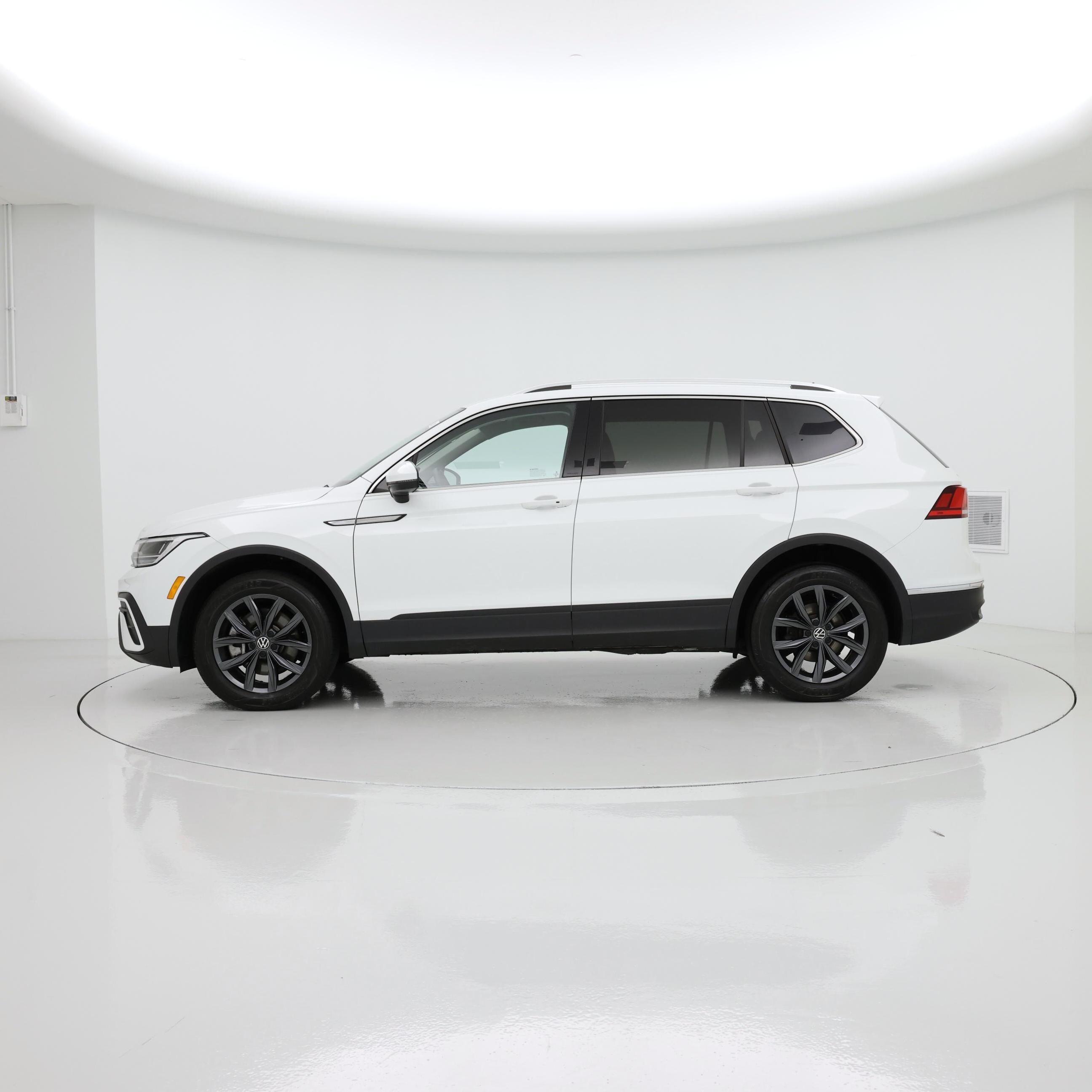 Thumbnail: 2022 Volkswagen Tiguan - 3