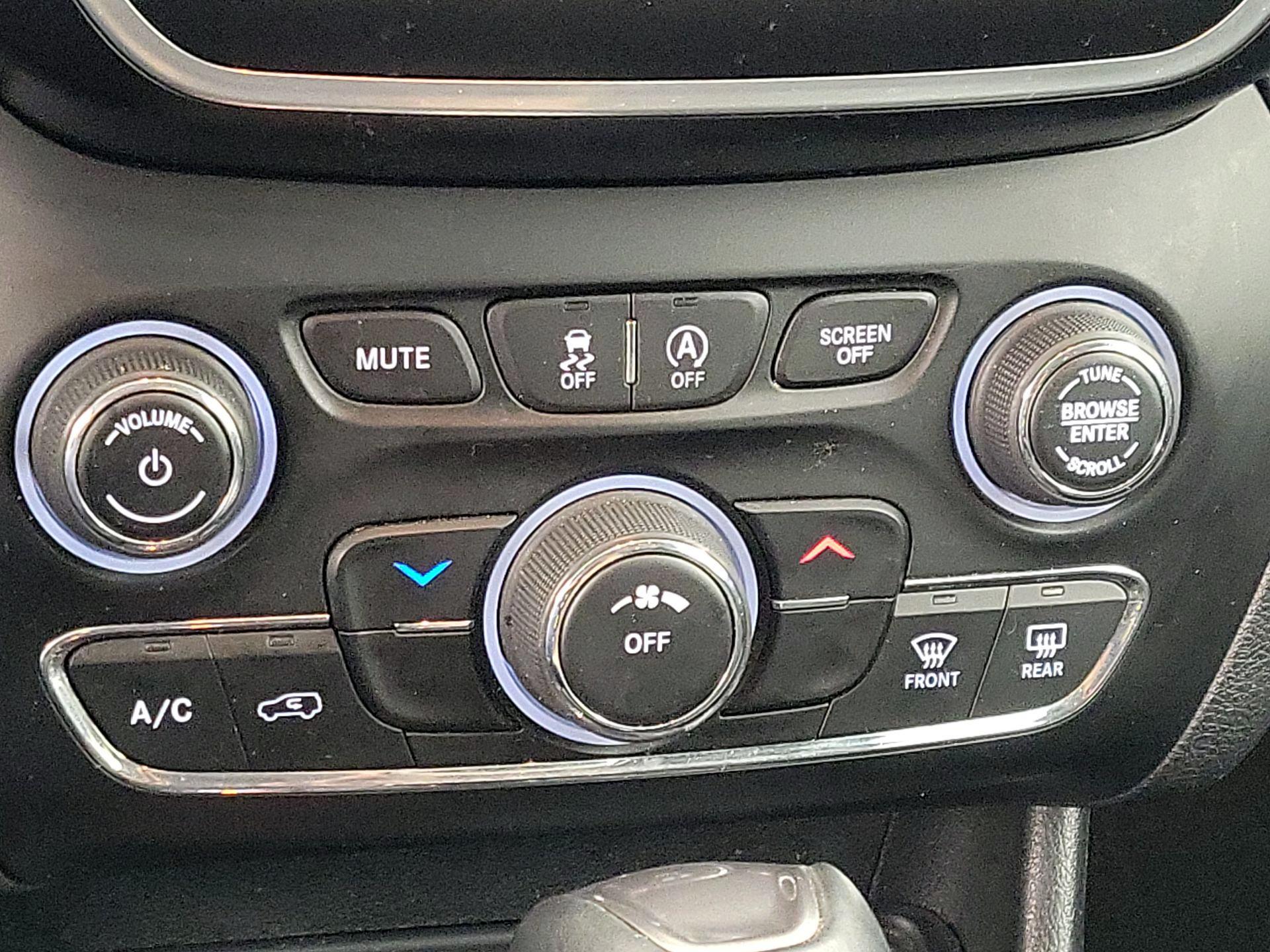 Thumbnail: 2021 Jeep Cherokee - 16