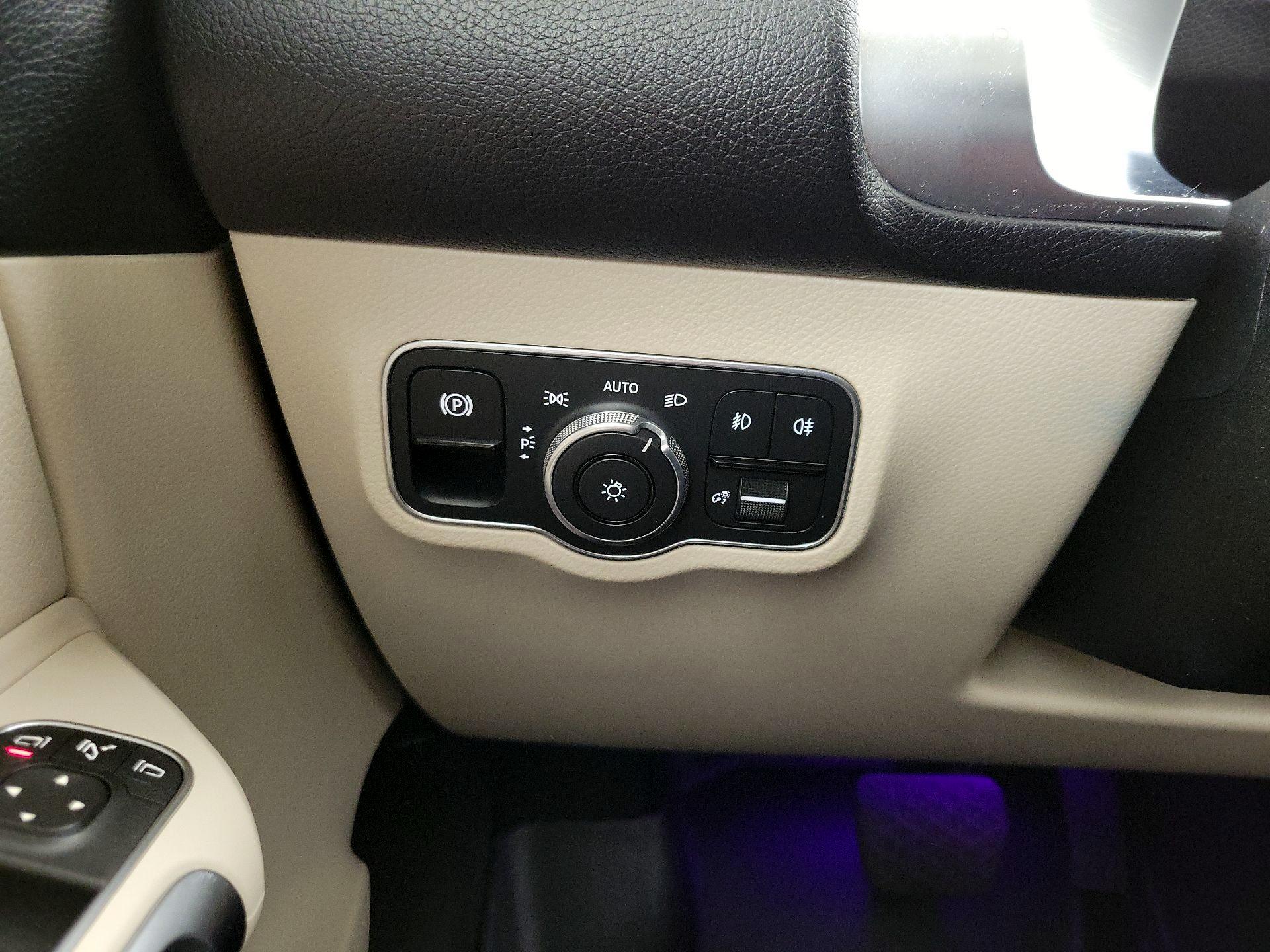 Thumbnail: 2020 Mercedes-Benz GLB - 13