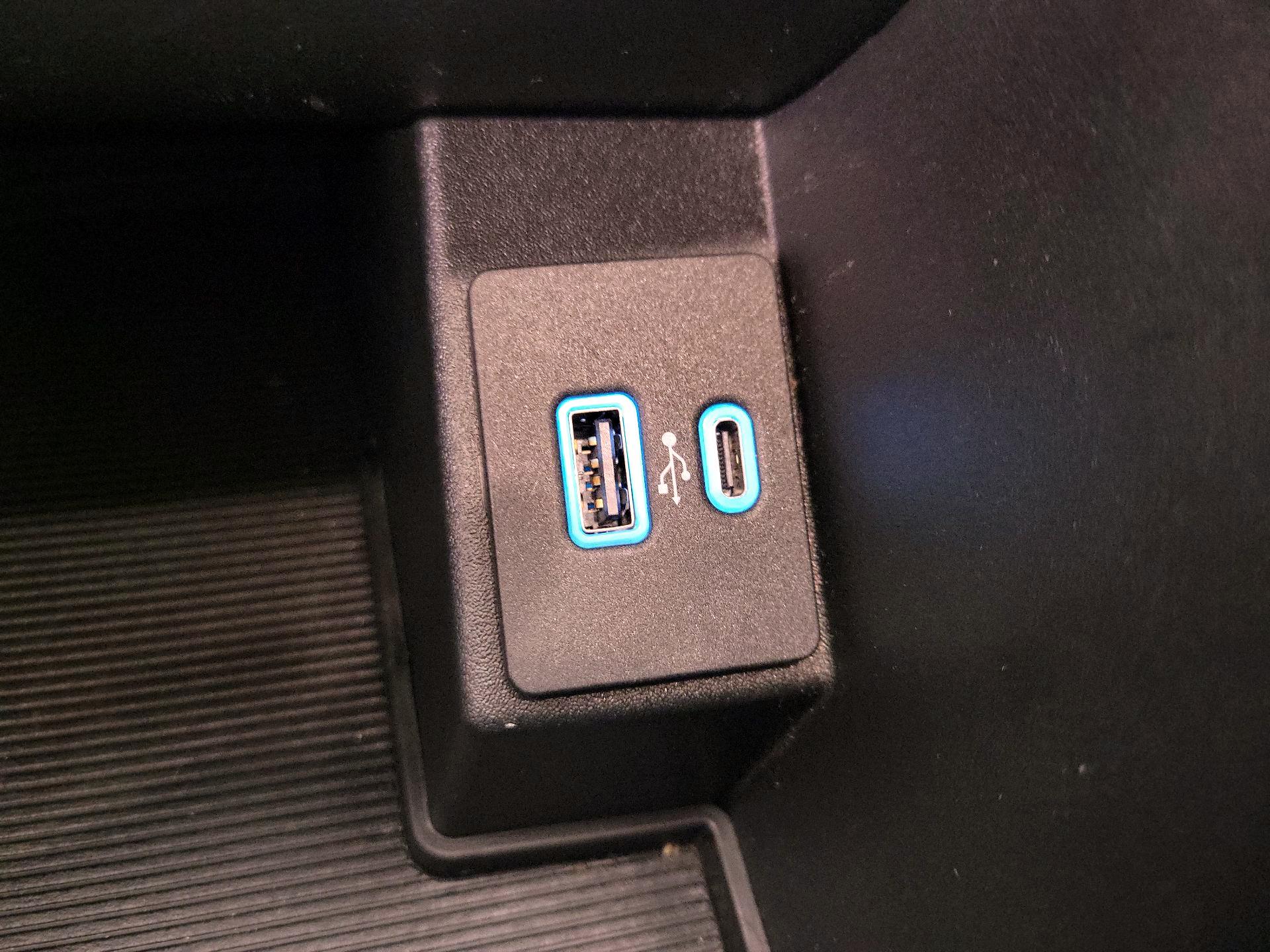 Thumbnail: 2021 Ford Edge - 18