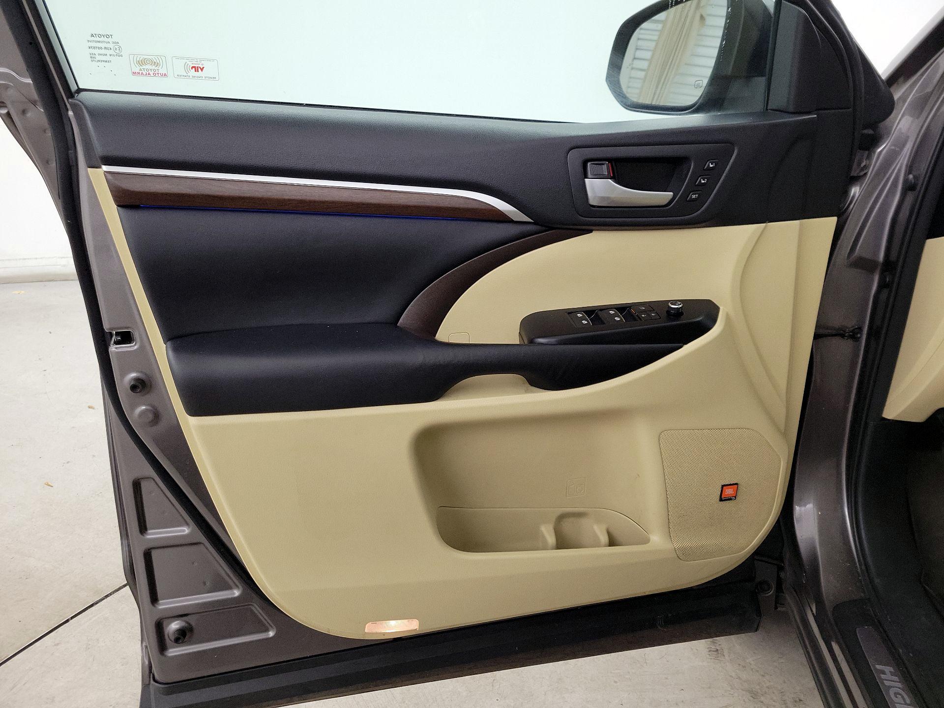 Thumbnail: 2016 Toyota Highlander - 12