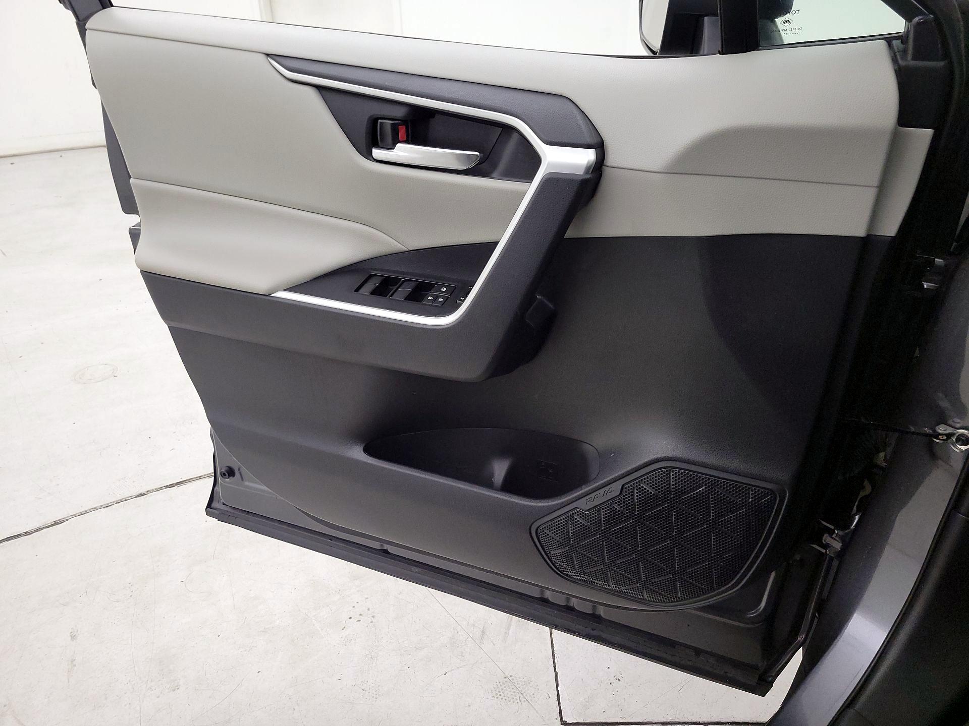 Thumbnail: 2020 Toyota RAV4 - 12