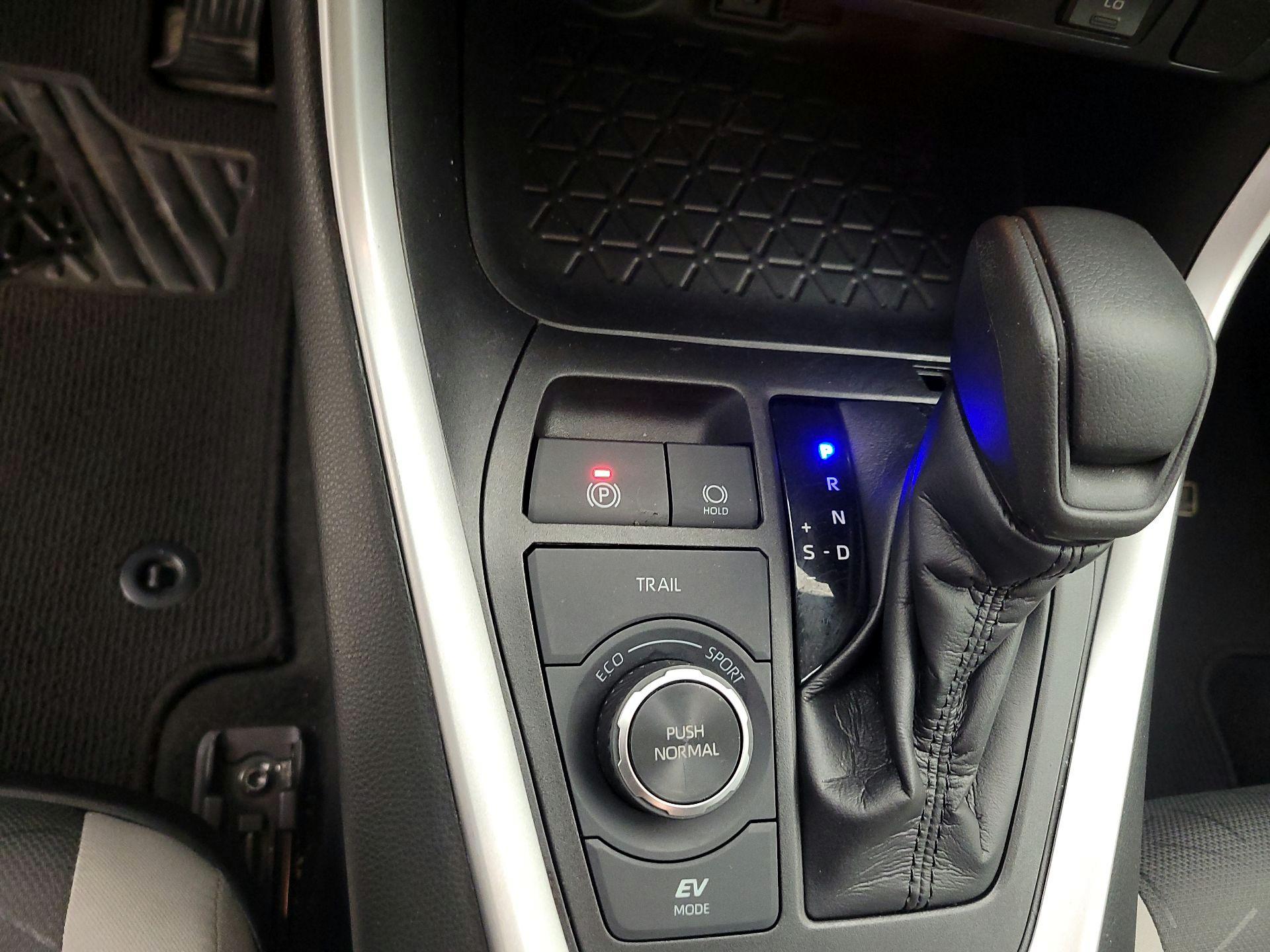 Thumbnail: 2020 Toyota RAV4 - 17