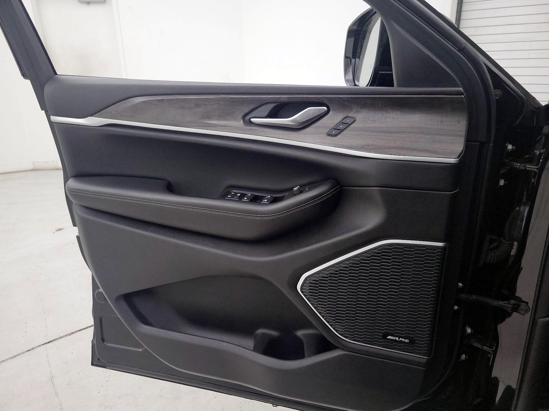 Thumbnail: 2023 Jeep Grand Cherokee - 12