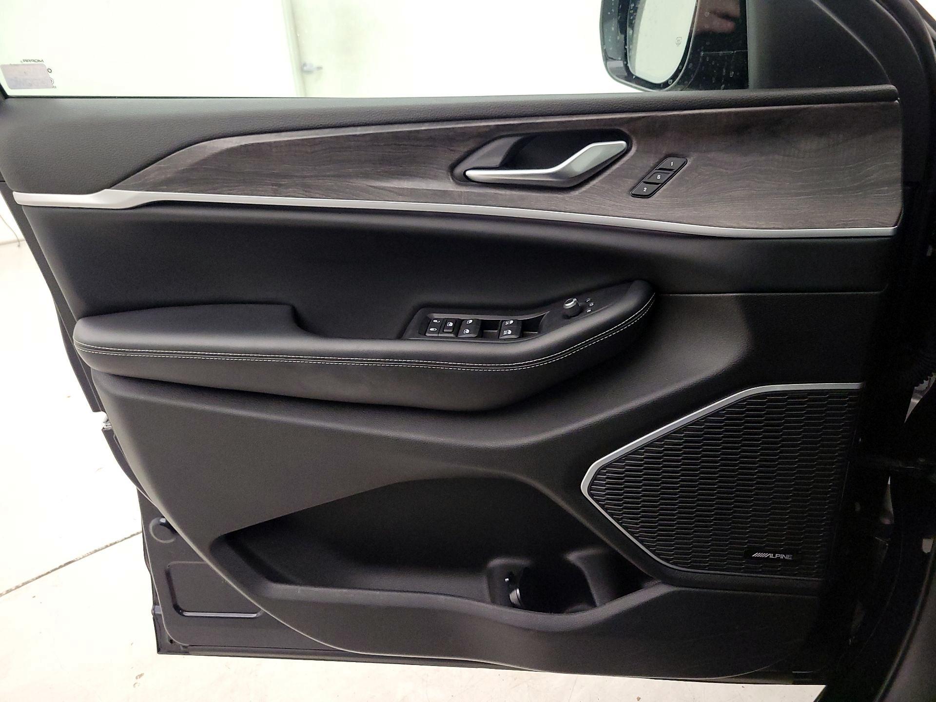 Thumbnail: 2023 Jeep Grand Cherokee - 12