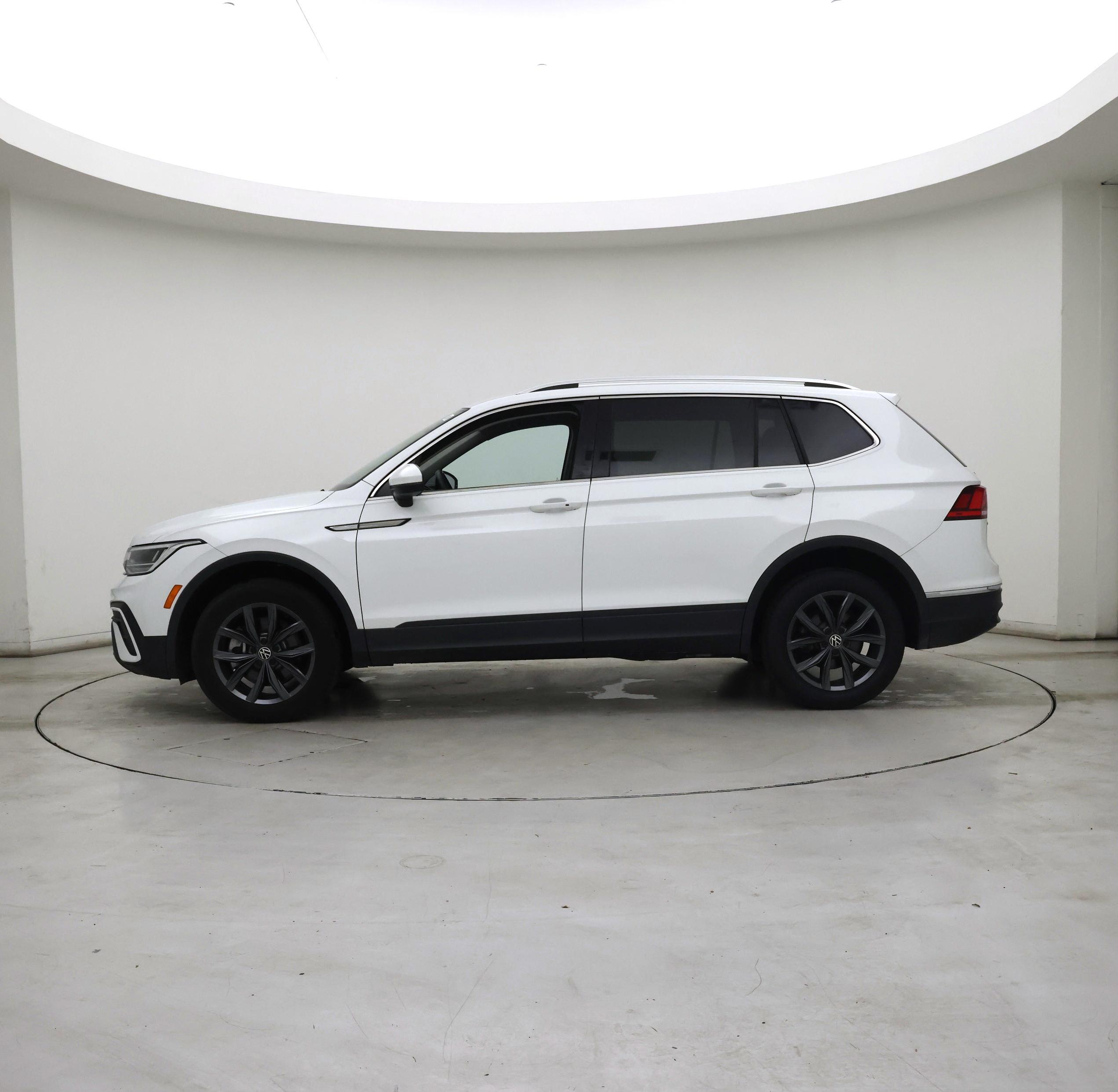 Thumbnail: 2022 Volkswagen Tiguan - 3