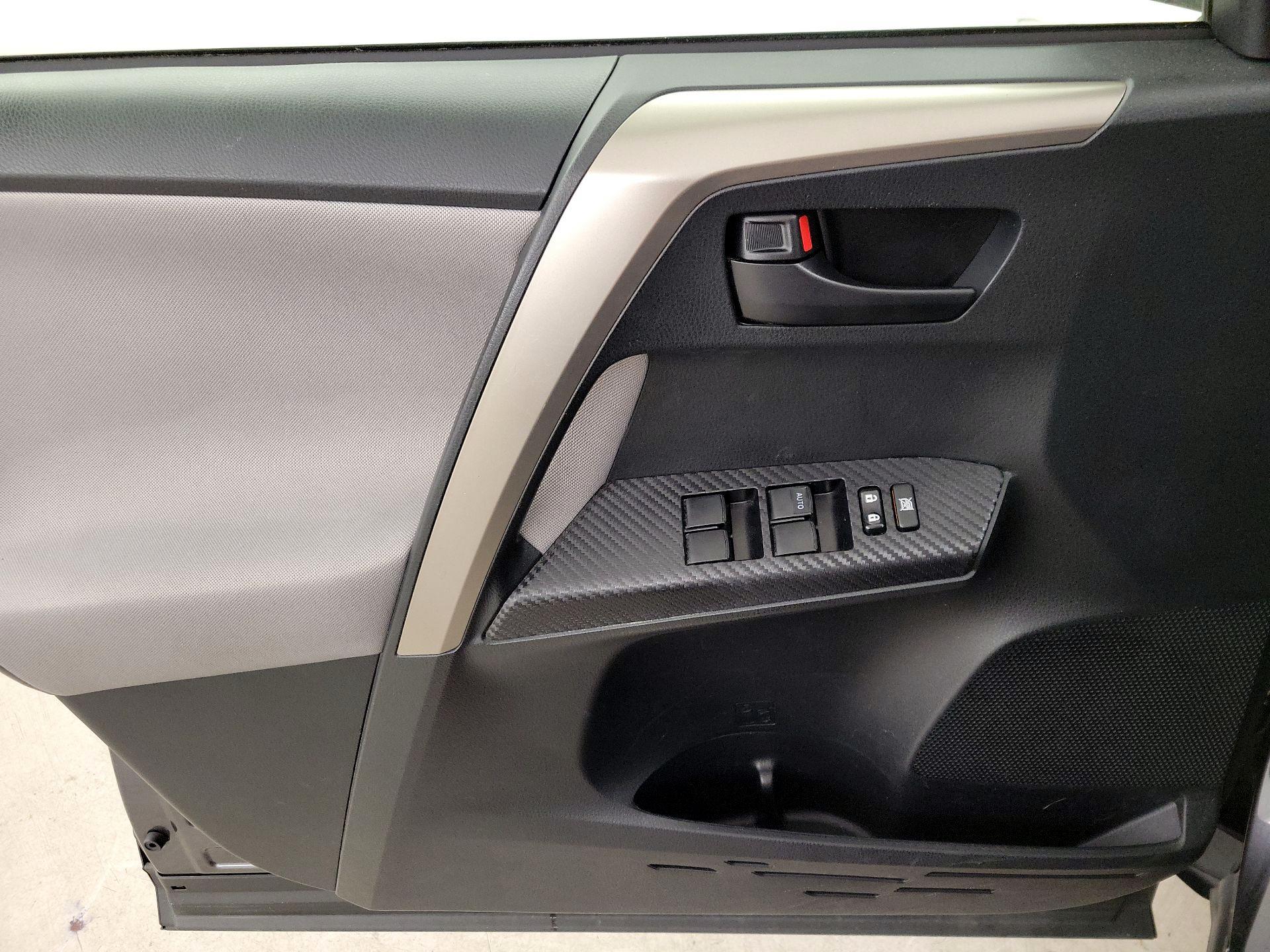 Thumbnail: 2015 Toyota RAV4 - 12