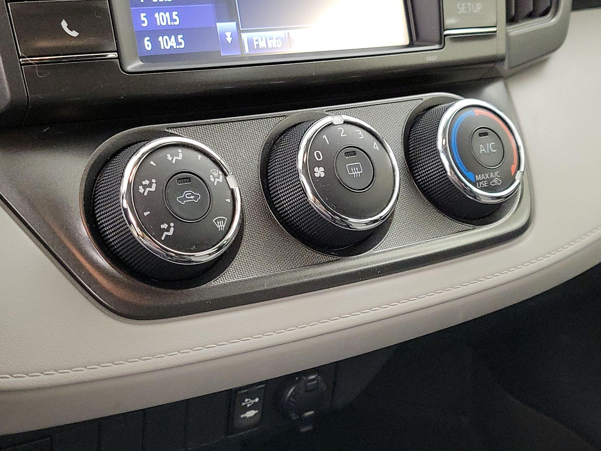 Thumbnail: 2015 Toyota RAV4 - 16