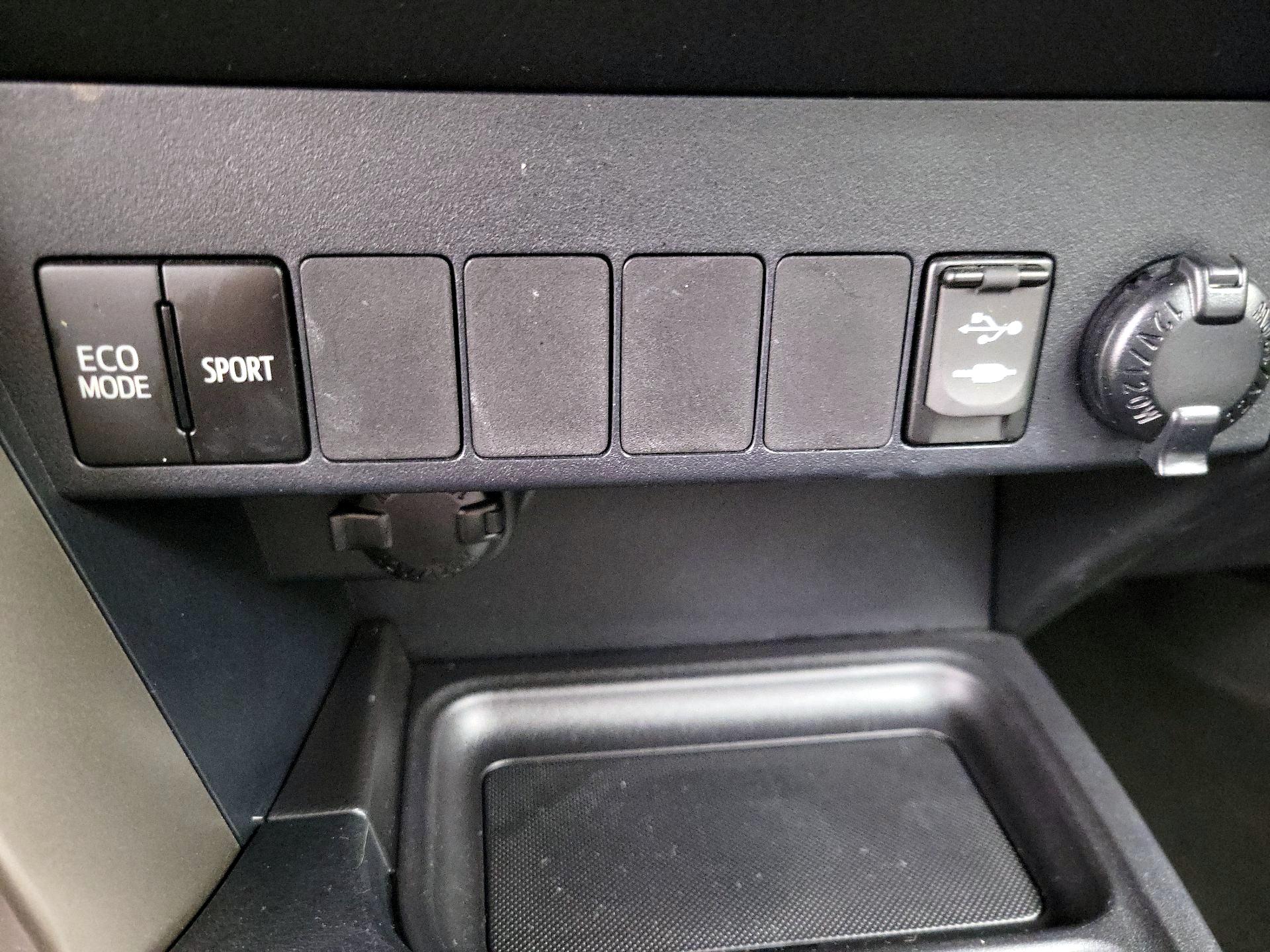 Thumbnail: 2015 Toyota RAV4 - 18