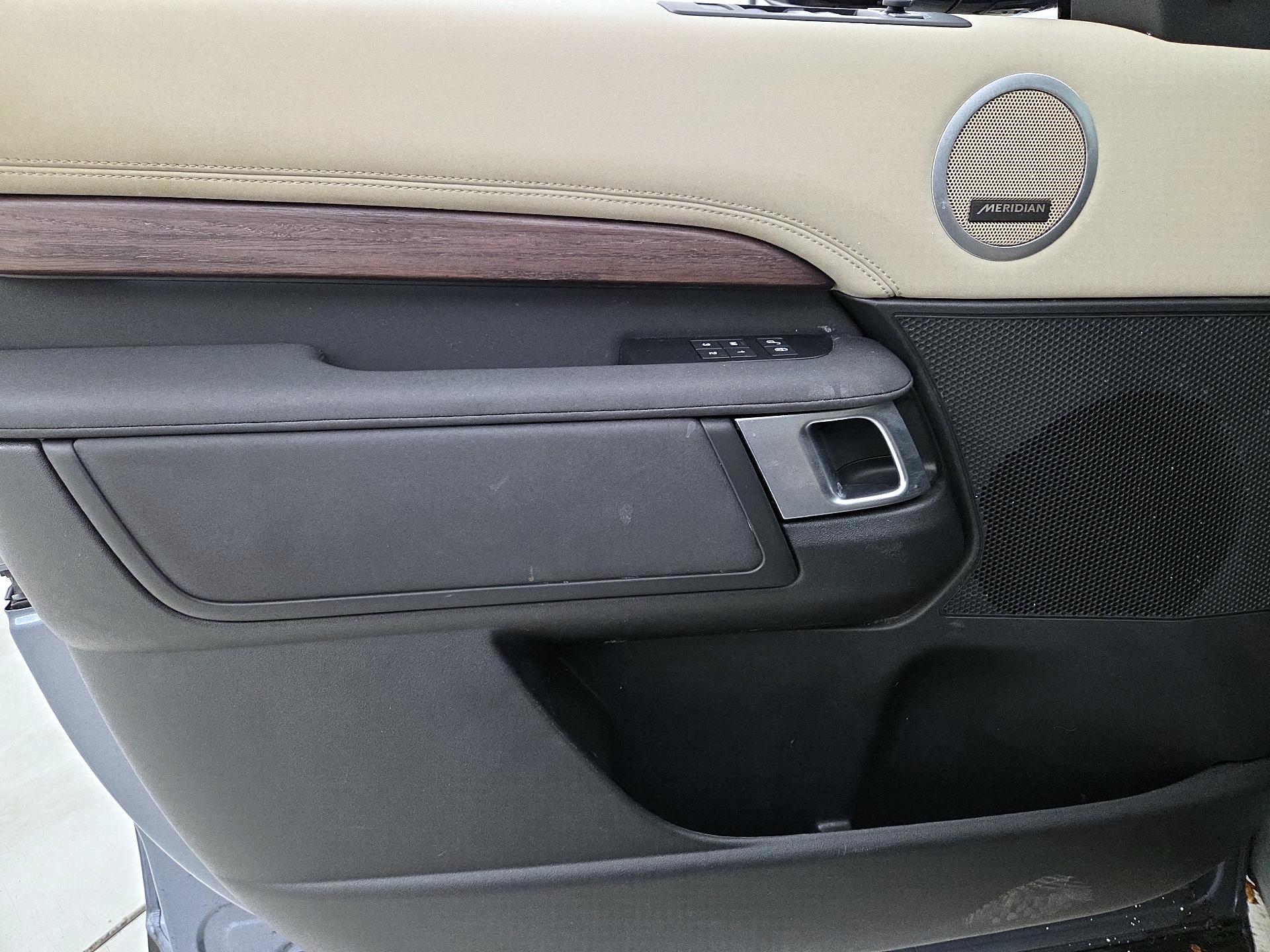 Thumbnail: 2020 Land Rover Discovery - 12