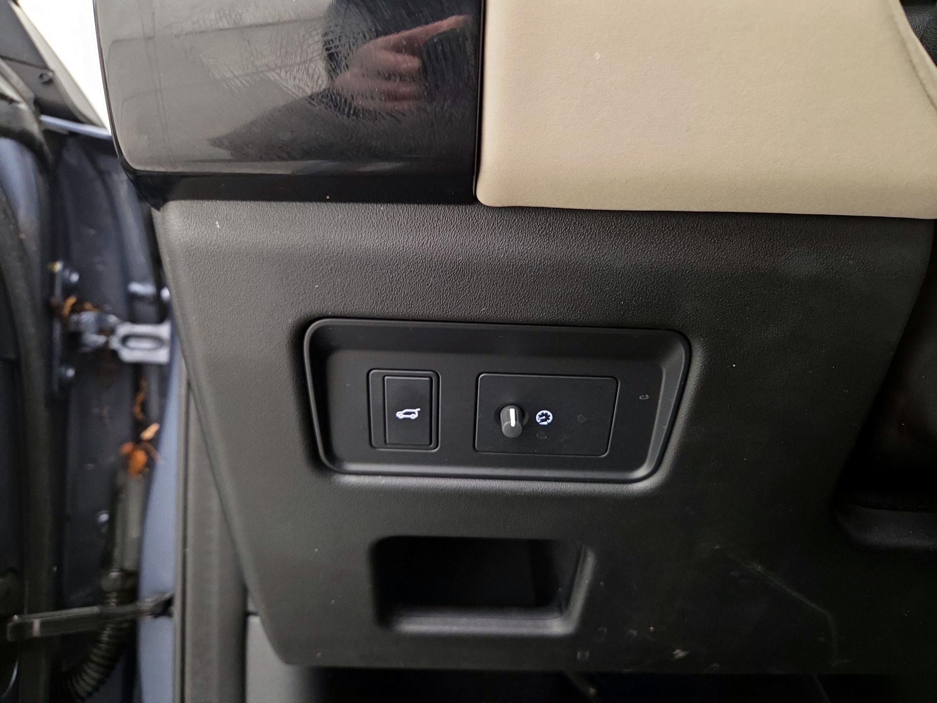 Thumbnail: 2020 Land Rover Discovery - 13