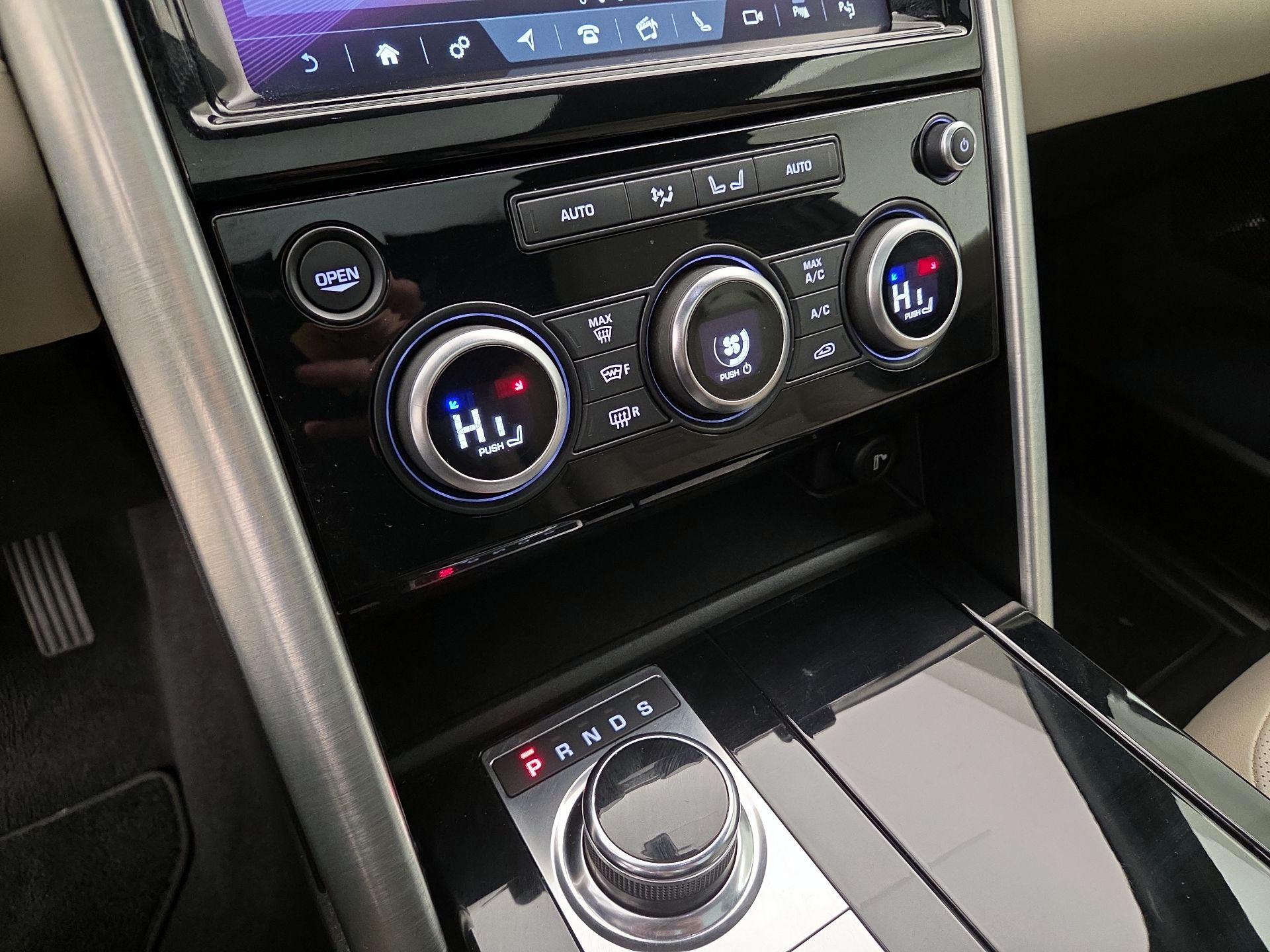 Thumbnail: 2020 Land Rover Discovery - 16