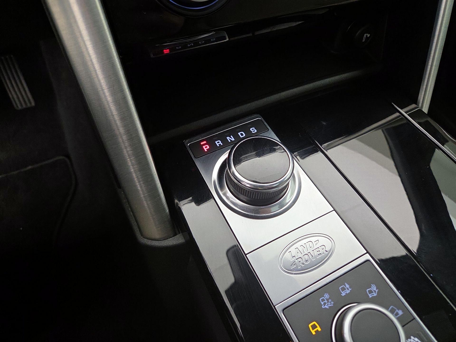 Thumbnail: 2020 Land Rover Discovery - 17