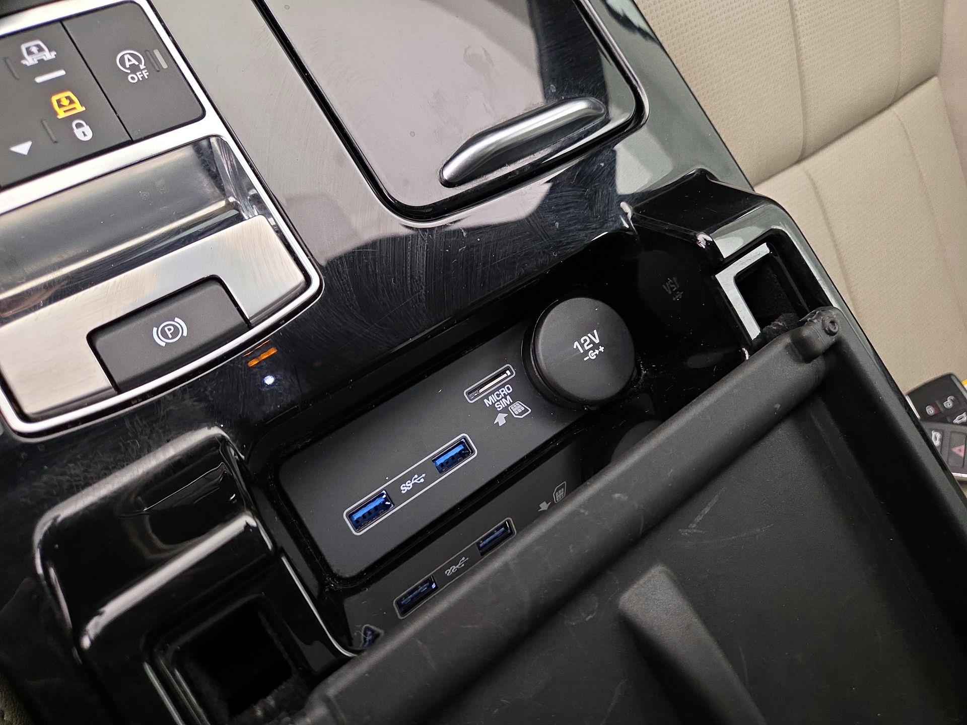 Thumbnail: 2020 Land Rover Discovery - 18