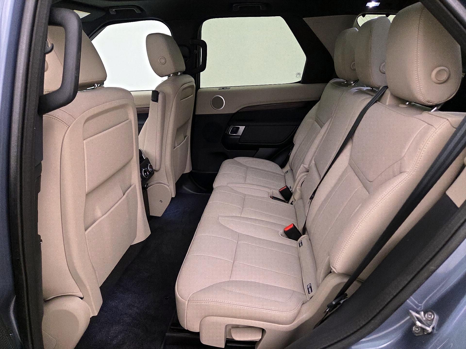 Thumbnail: 2020 Land Rover Discovery - 20