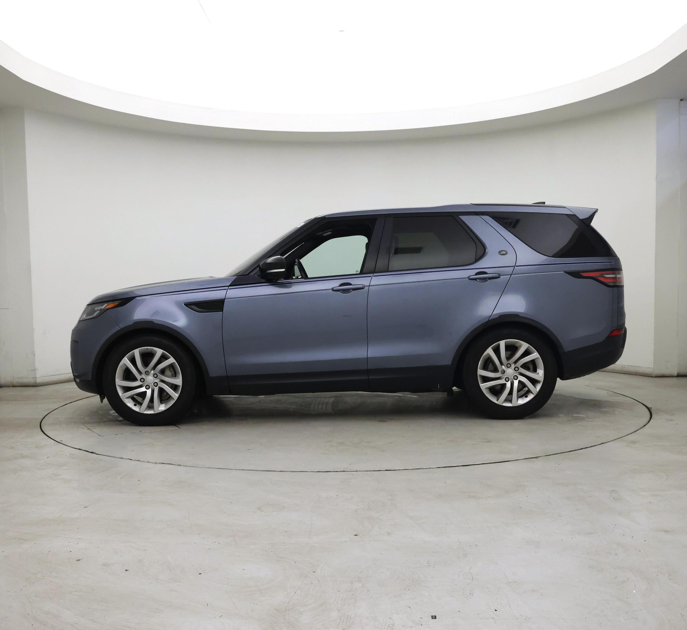 Thumbnail: 2020 Land Rover Discovery - 3