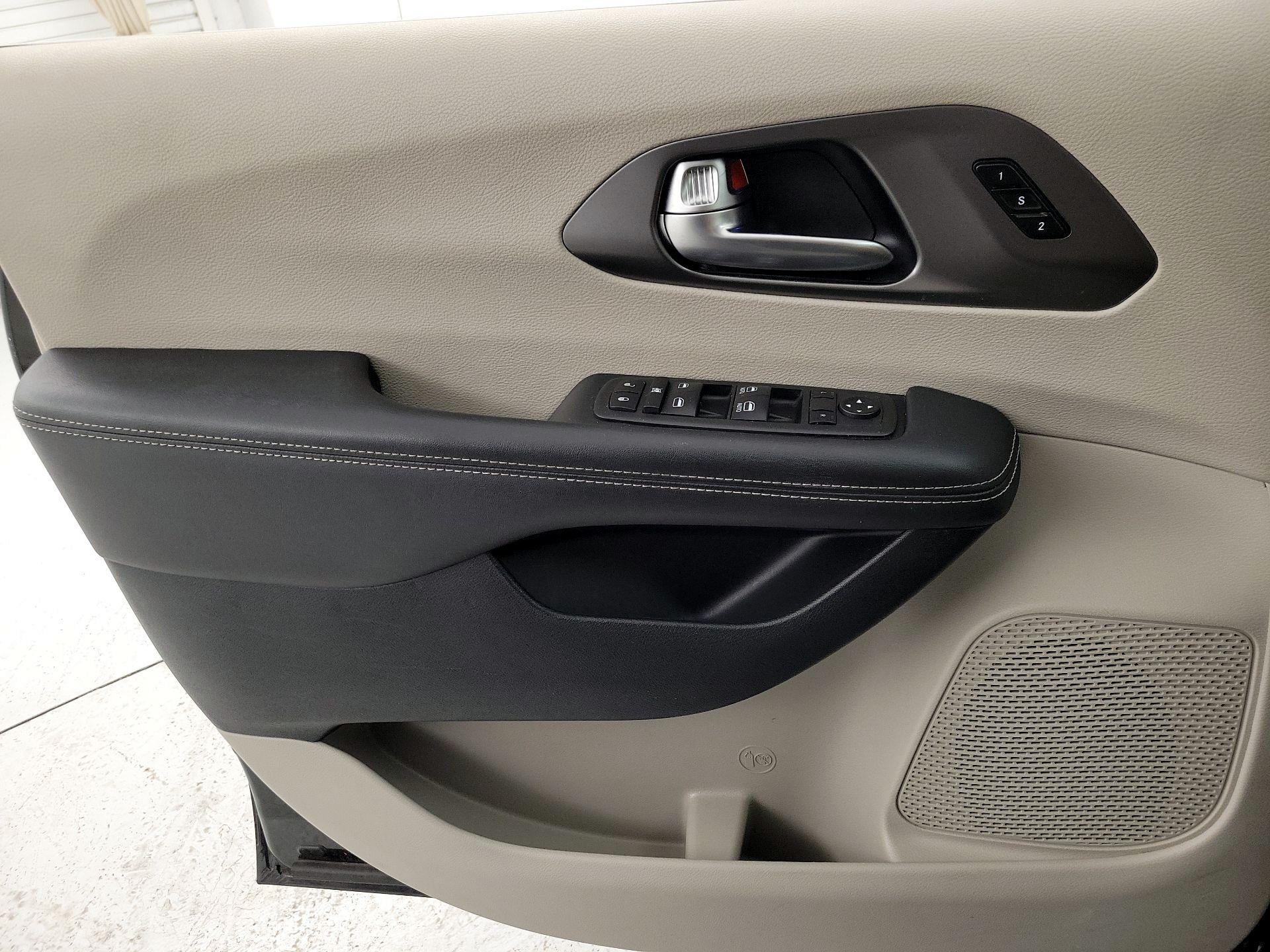 Thumbnail: 2023 Chrysler Pacifica - 12