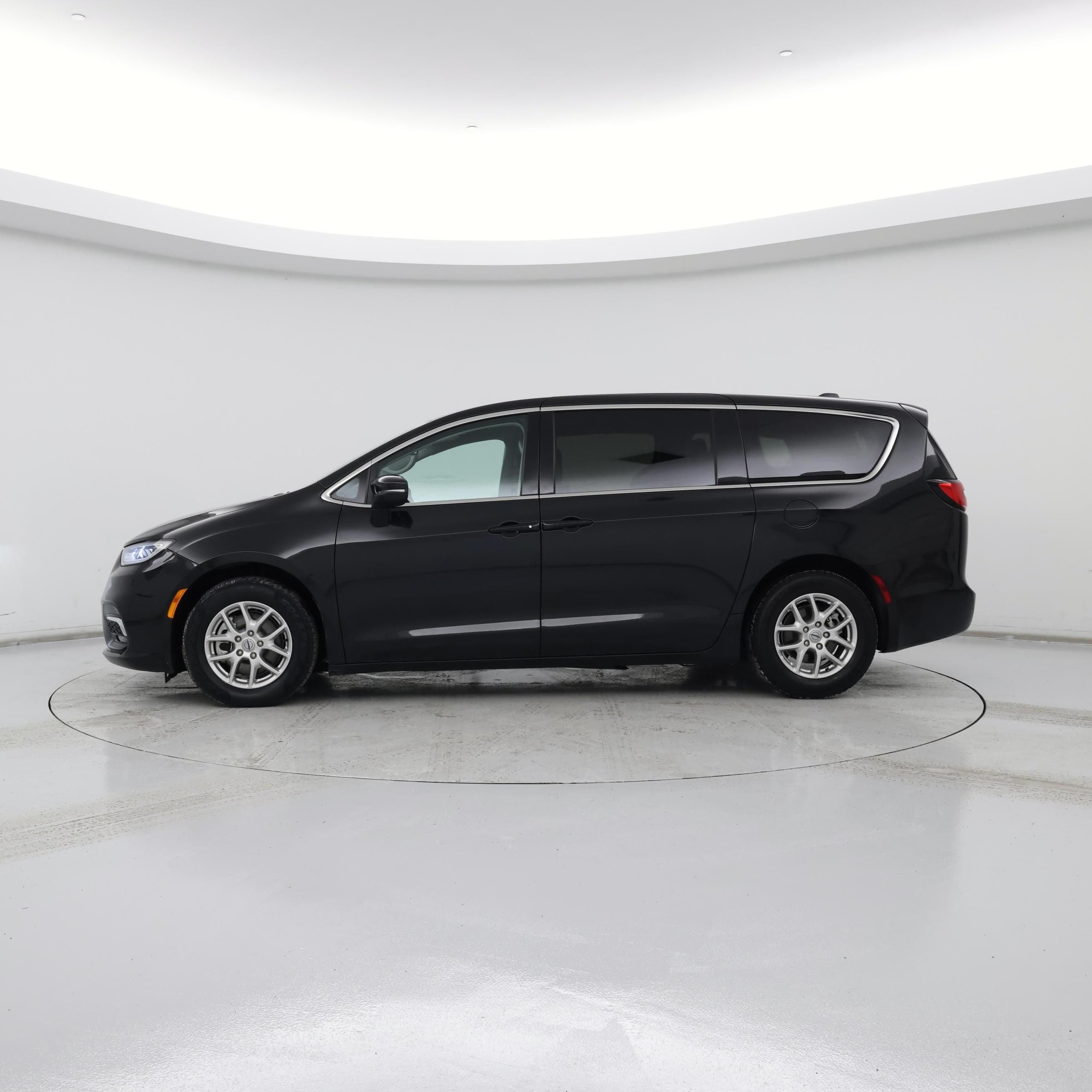 Thumbnail: 2023 Chrysler Pacifica - 3