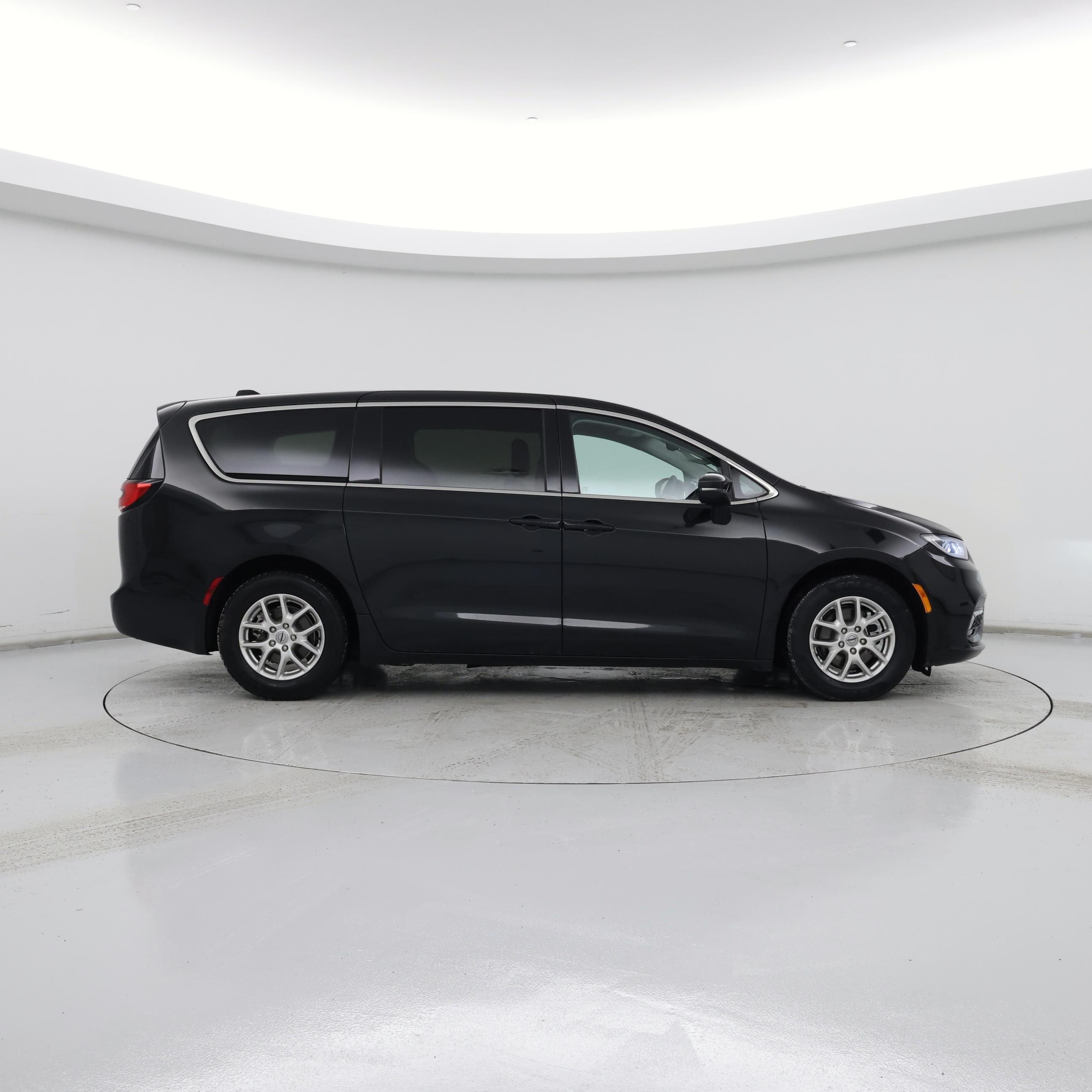 Thumbnail: 2023 Chrysler Pacifica - 7