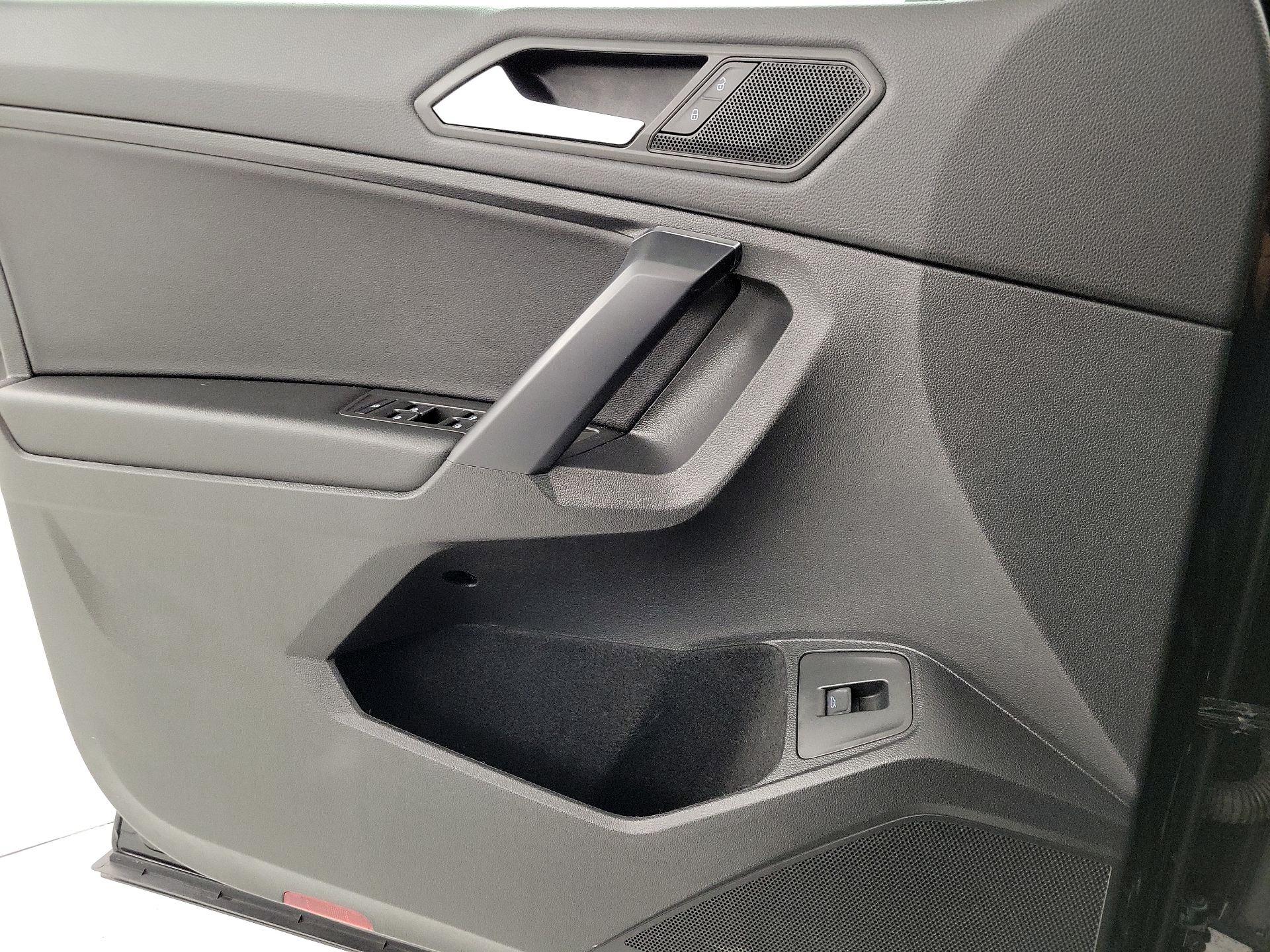 Thumbnail: 2021 Volkswagen Tiguan - 12