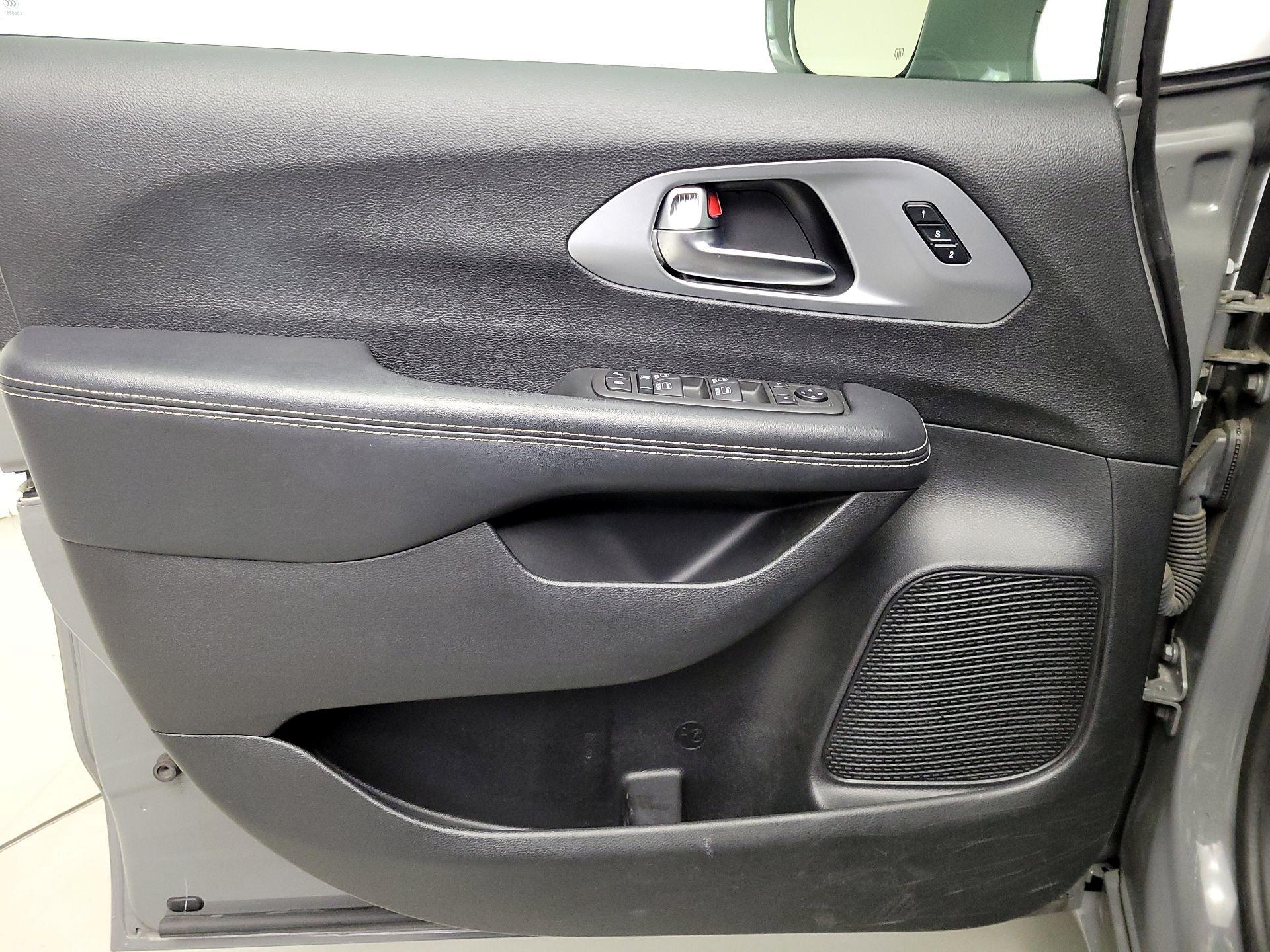 Thumbnail: 2021 Chrysler Pacifica - 12