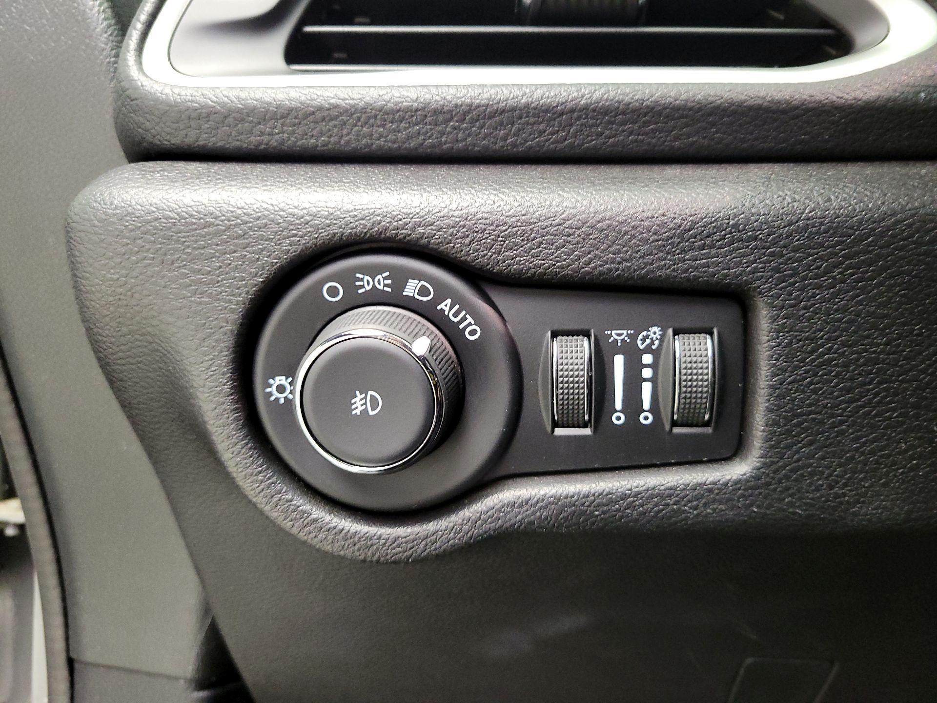 Thumbnail: 2021 Chrysler Pacifica - 13