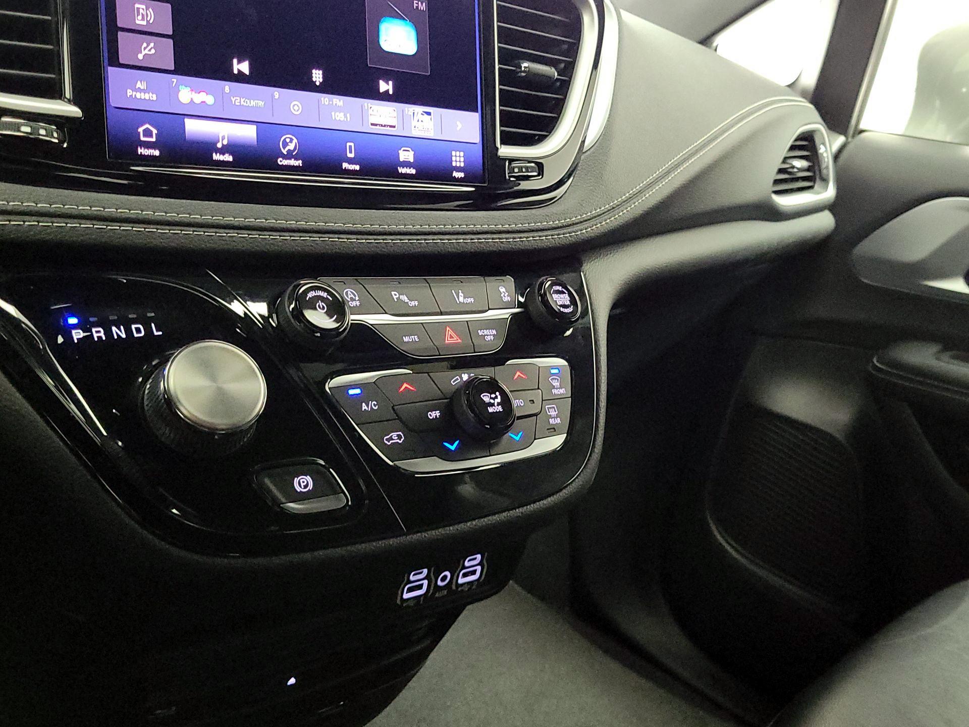 Thumbnail: 2021 Chrysler Pacifica - 16