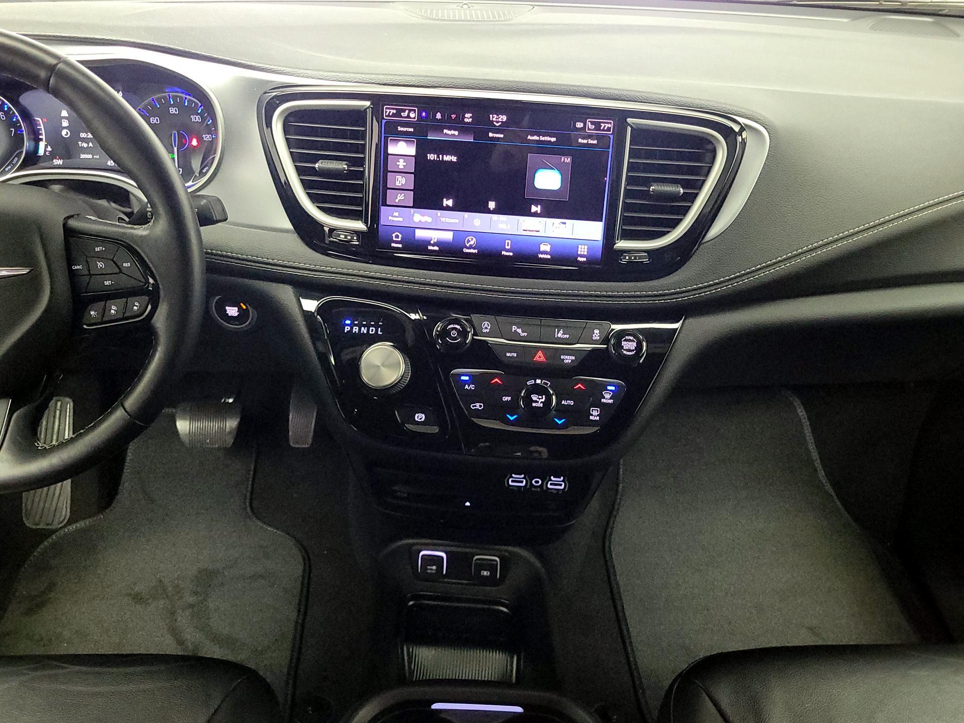 Thumbnail: 2021 Chrysler Pacifica - 17