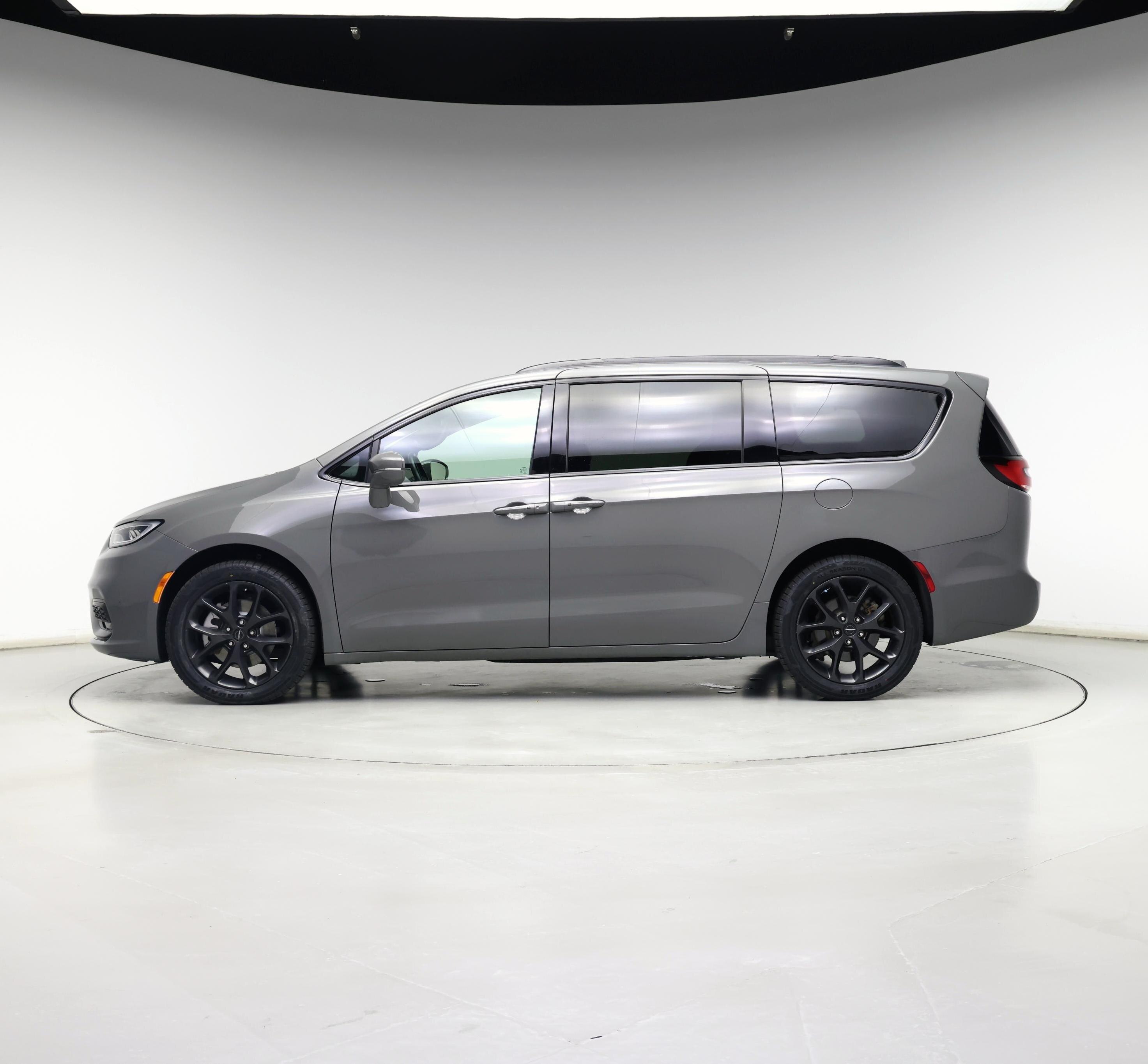 Thumbnail: 2021 Chrysler Pacifica - 3