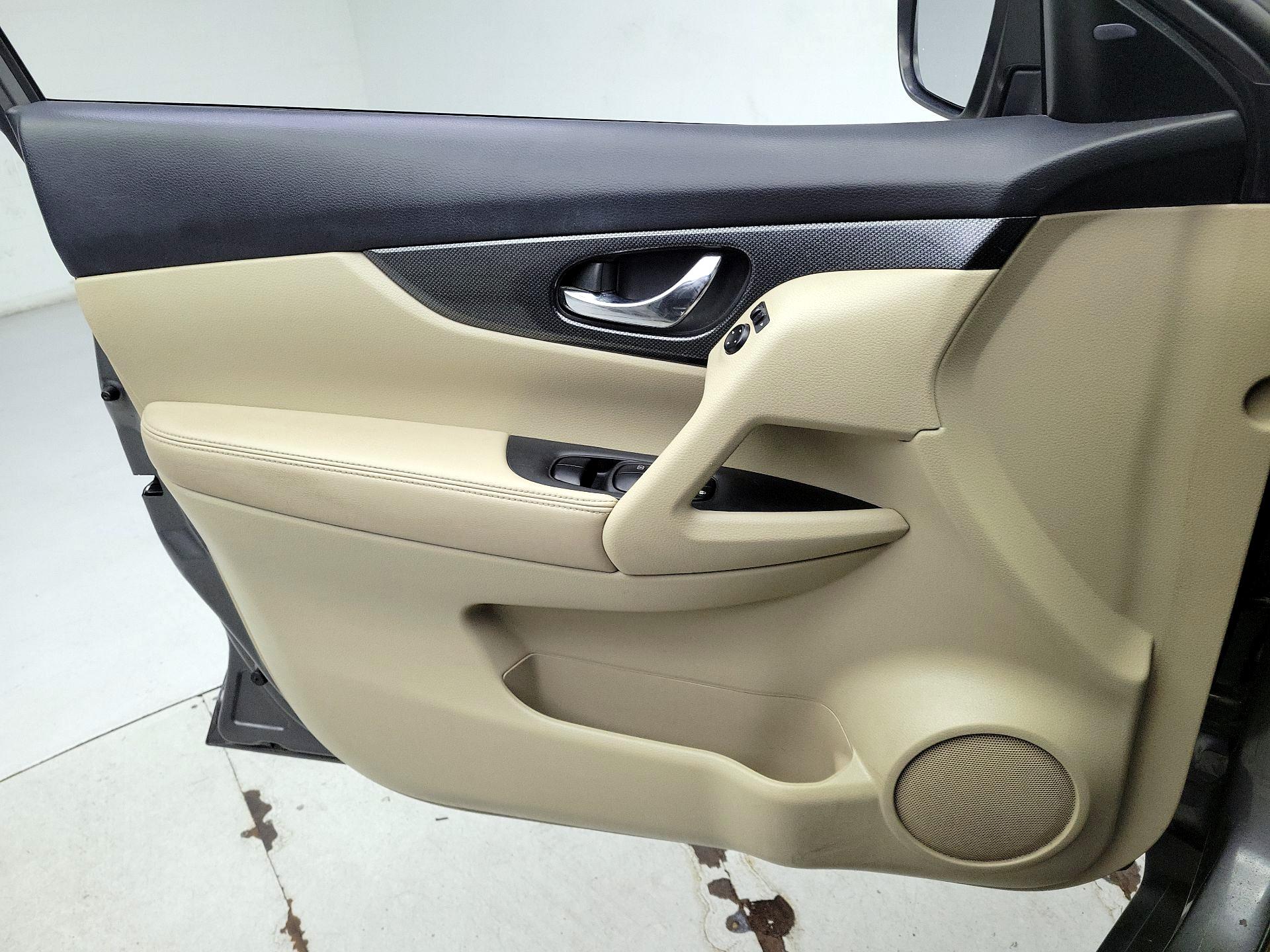 Thumbnail: 2016 Nissan Rogue - 12