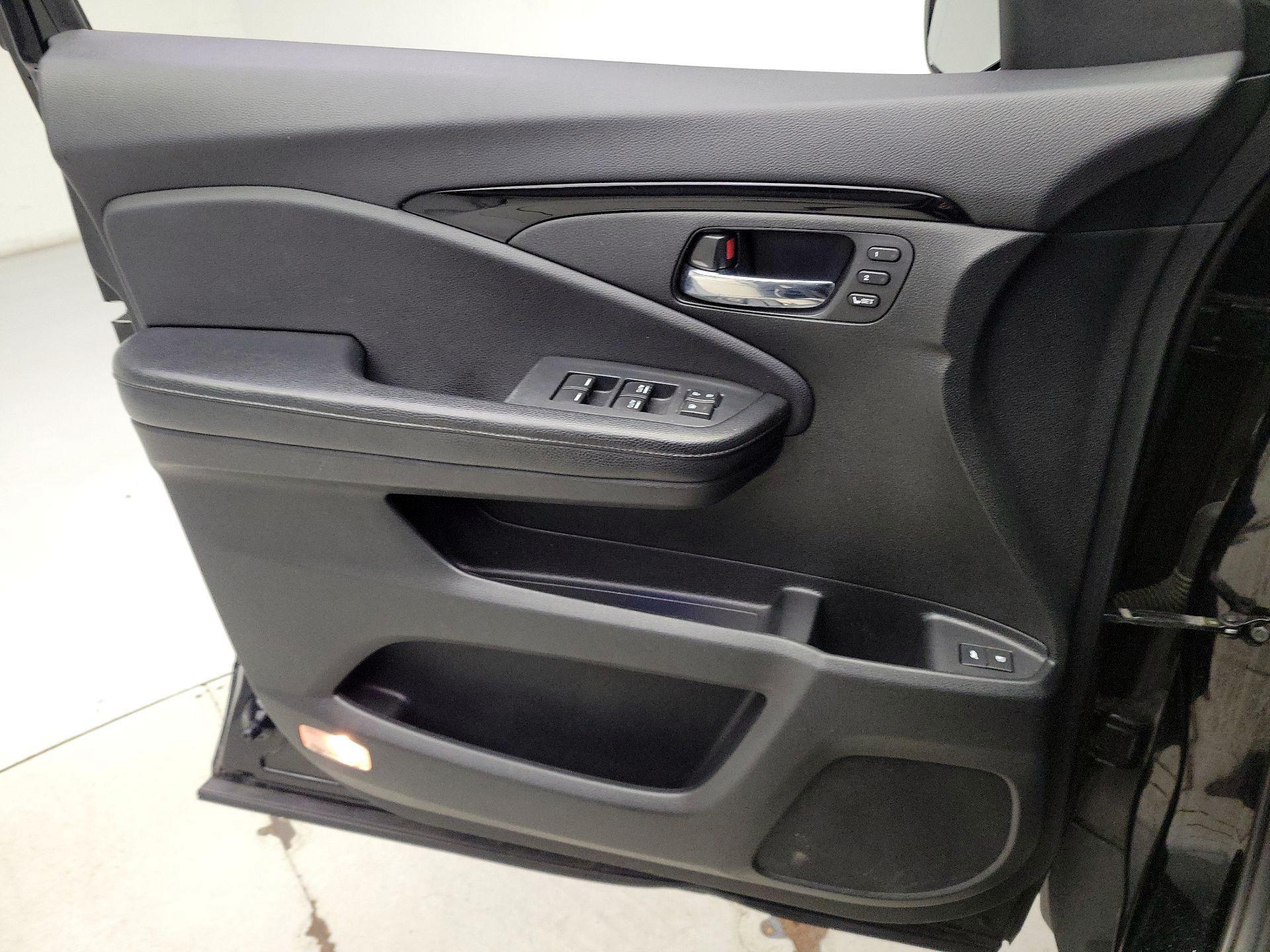 Thumbnail: 2016 Honda Pilot - 12