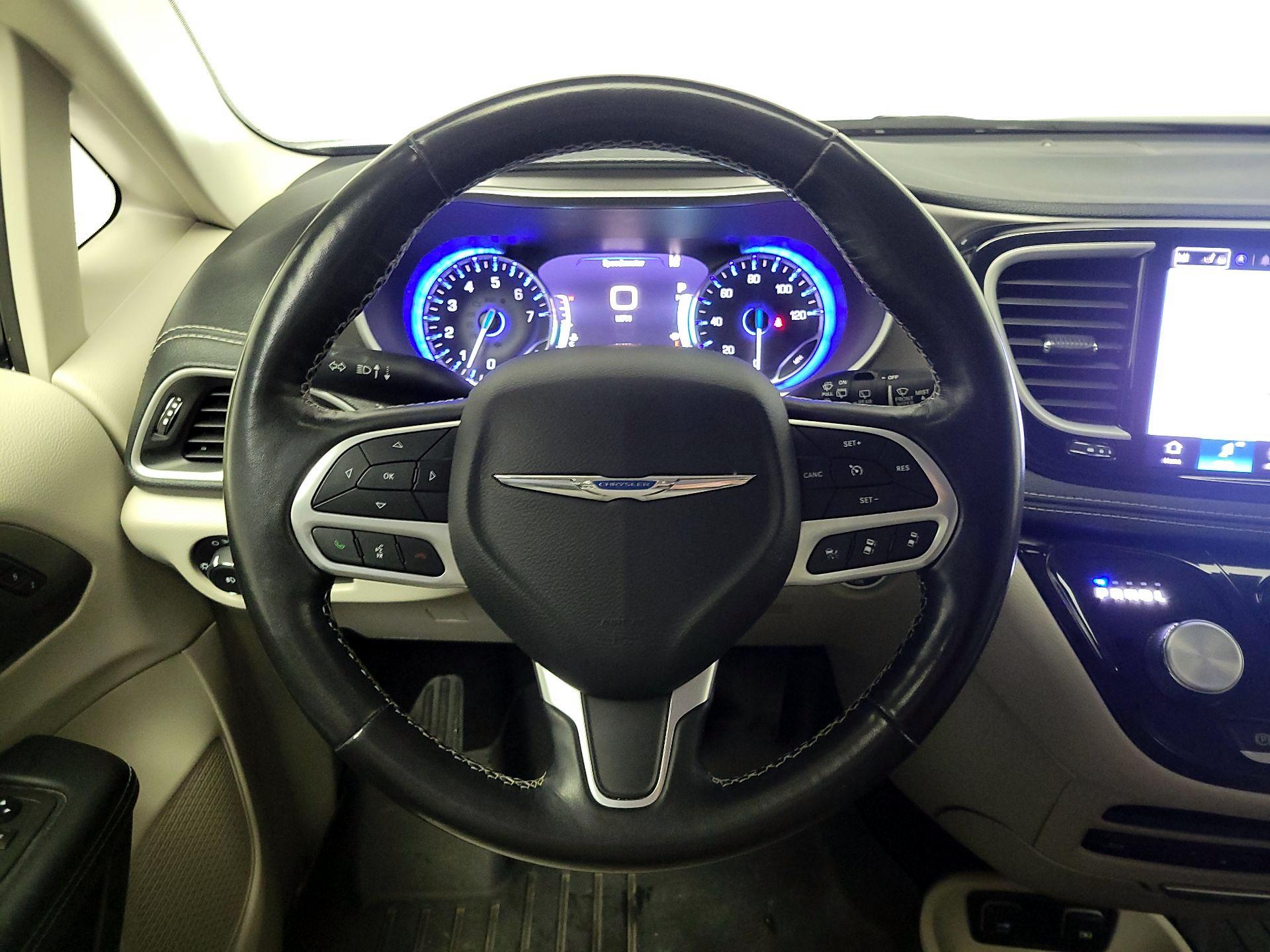 Thumbnail: 2021 Chrysler Pacifica - 10