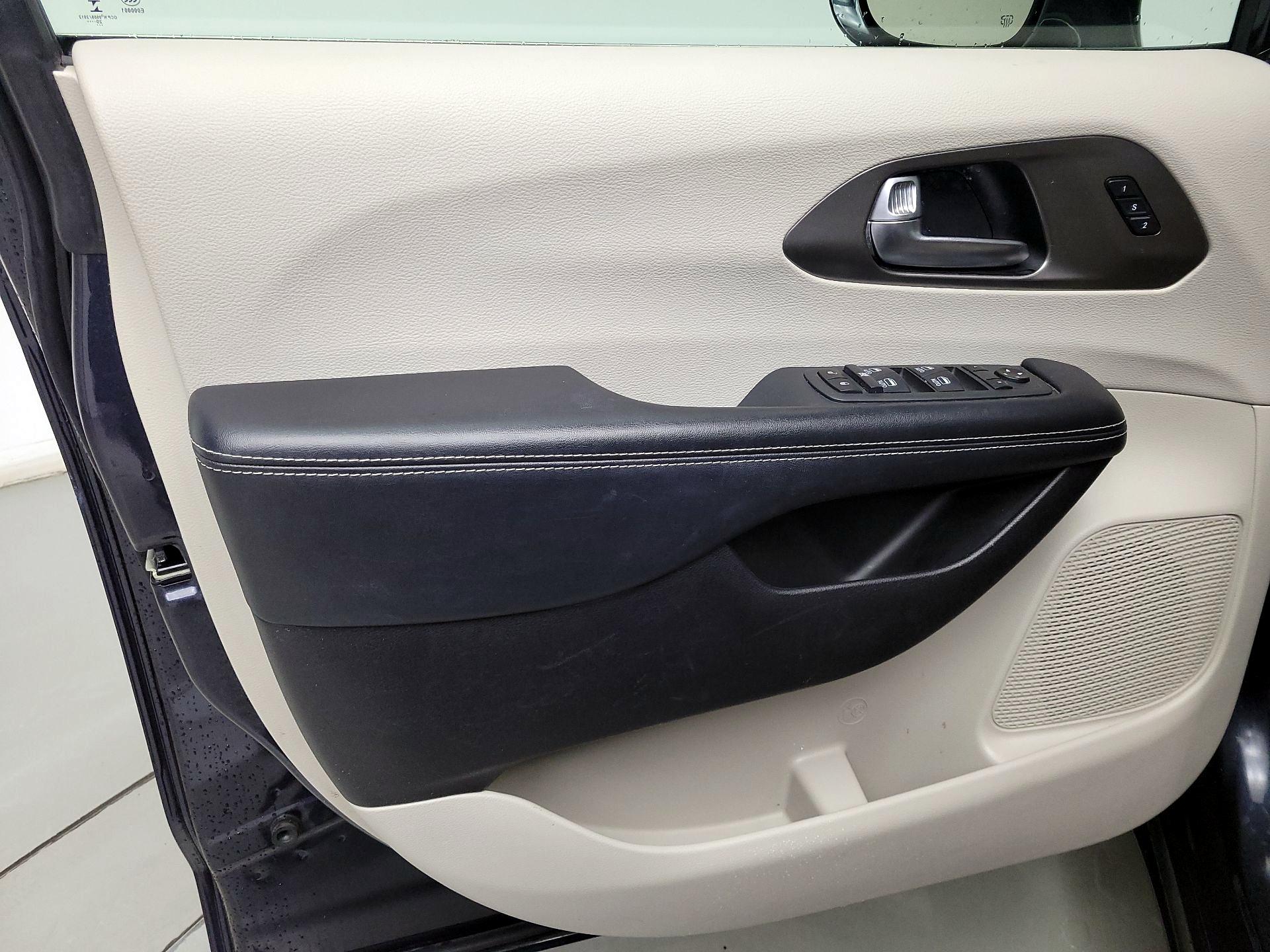 Thumbnail: 2021 Chrysler Pacifica - 12