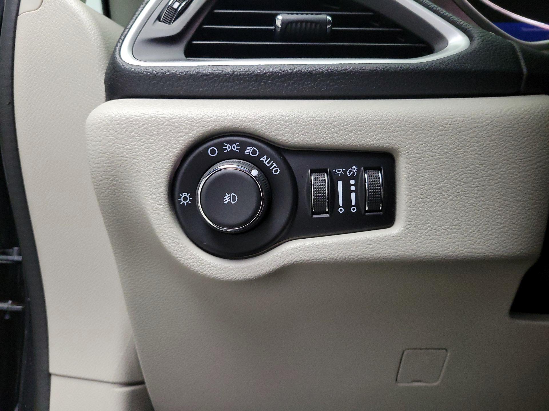 Thumbnail: 2021 Chrysler Pacifica - 13