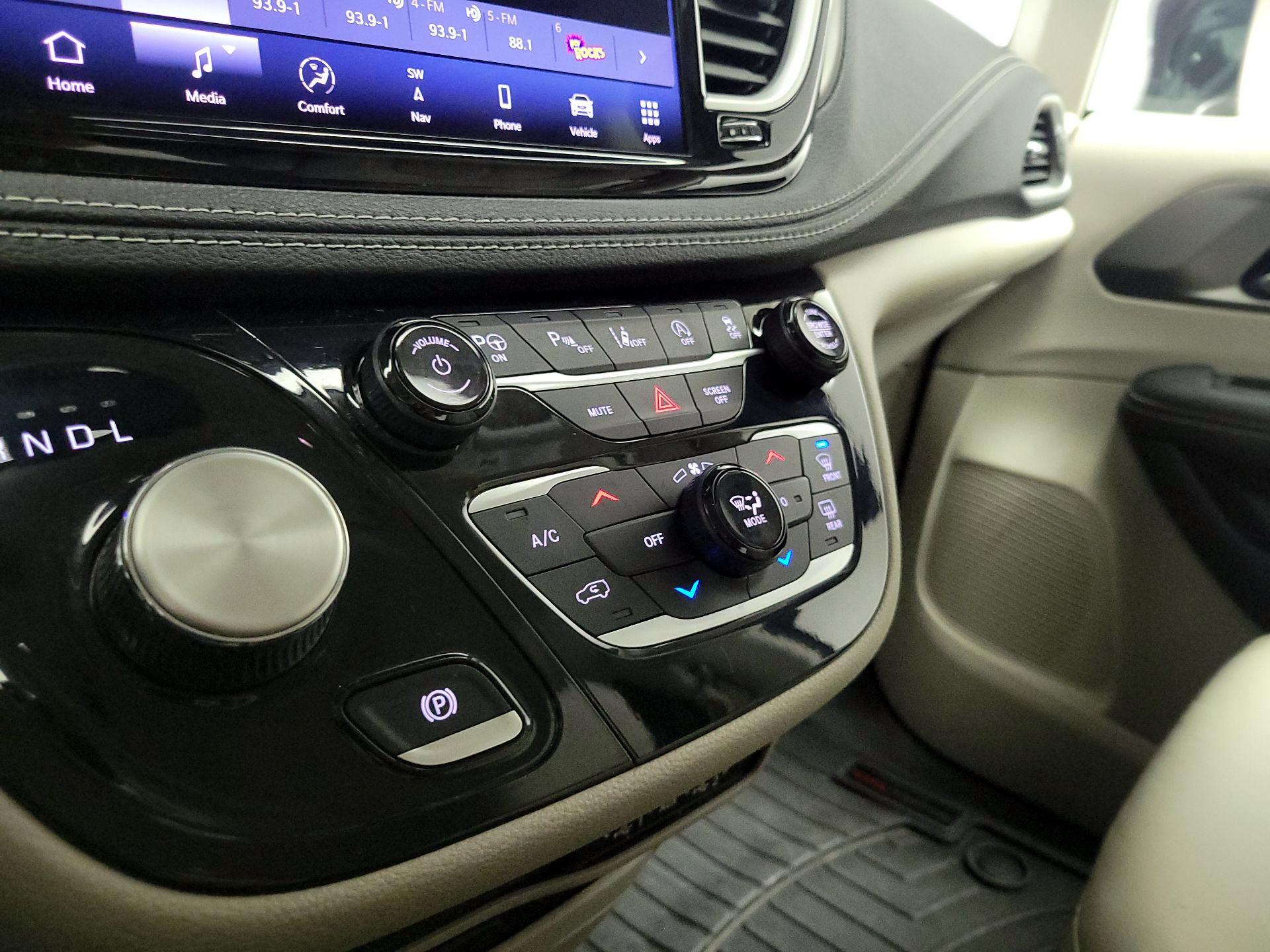 Thumbnail: 2021 Chrysler Pacifica - 17