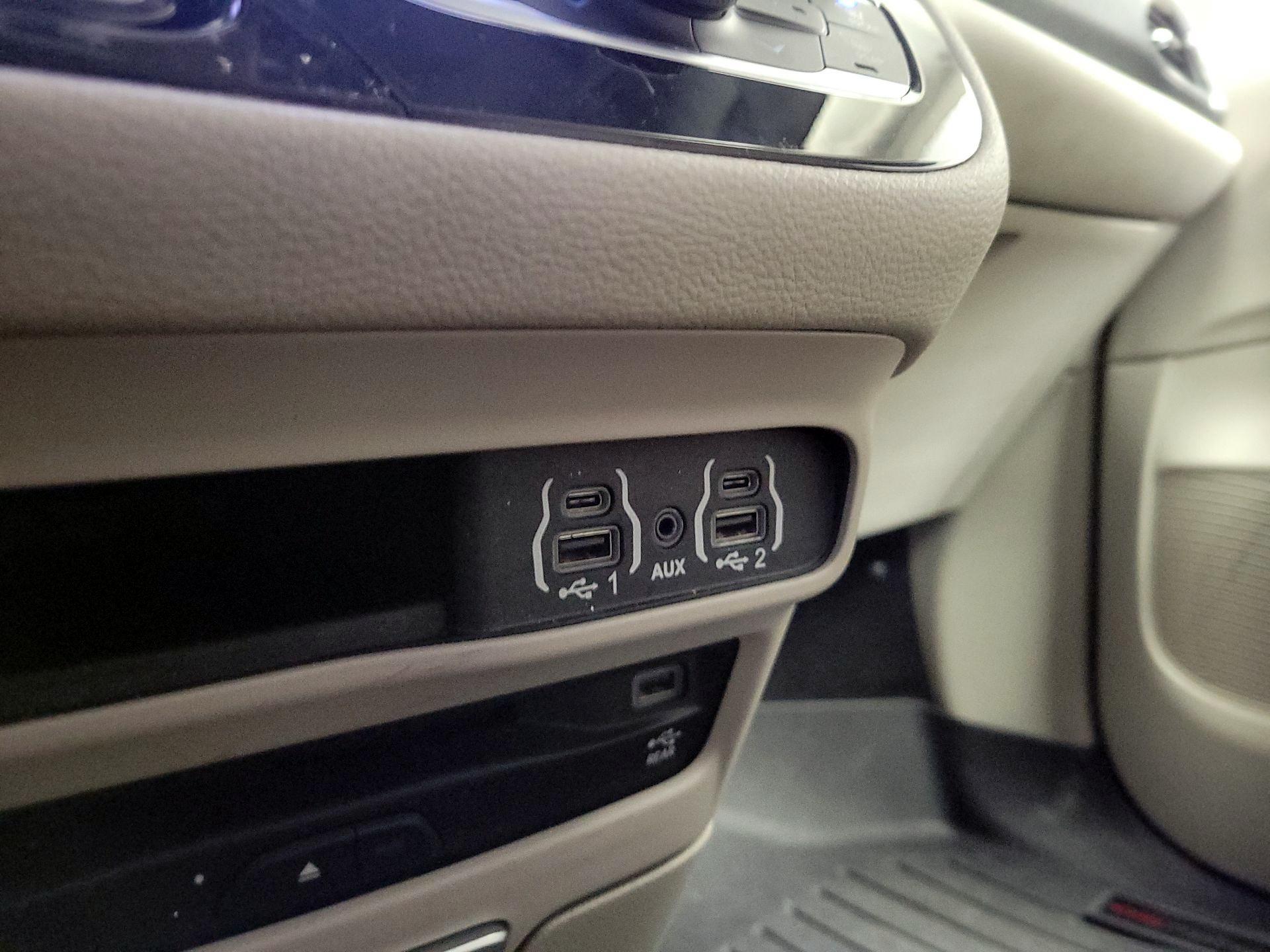 Thumbnail: 2021 Chrysler Pacifica - 19