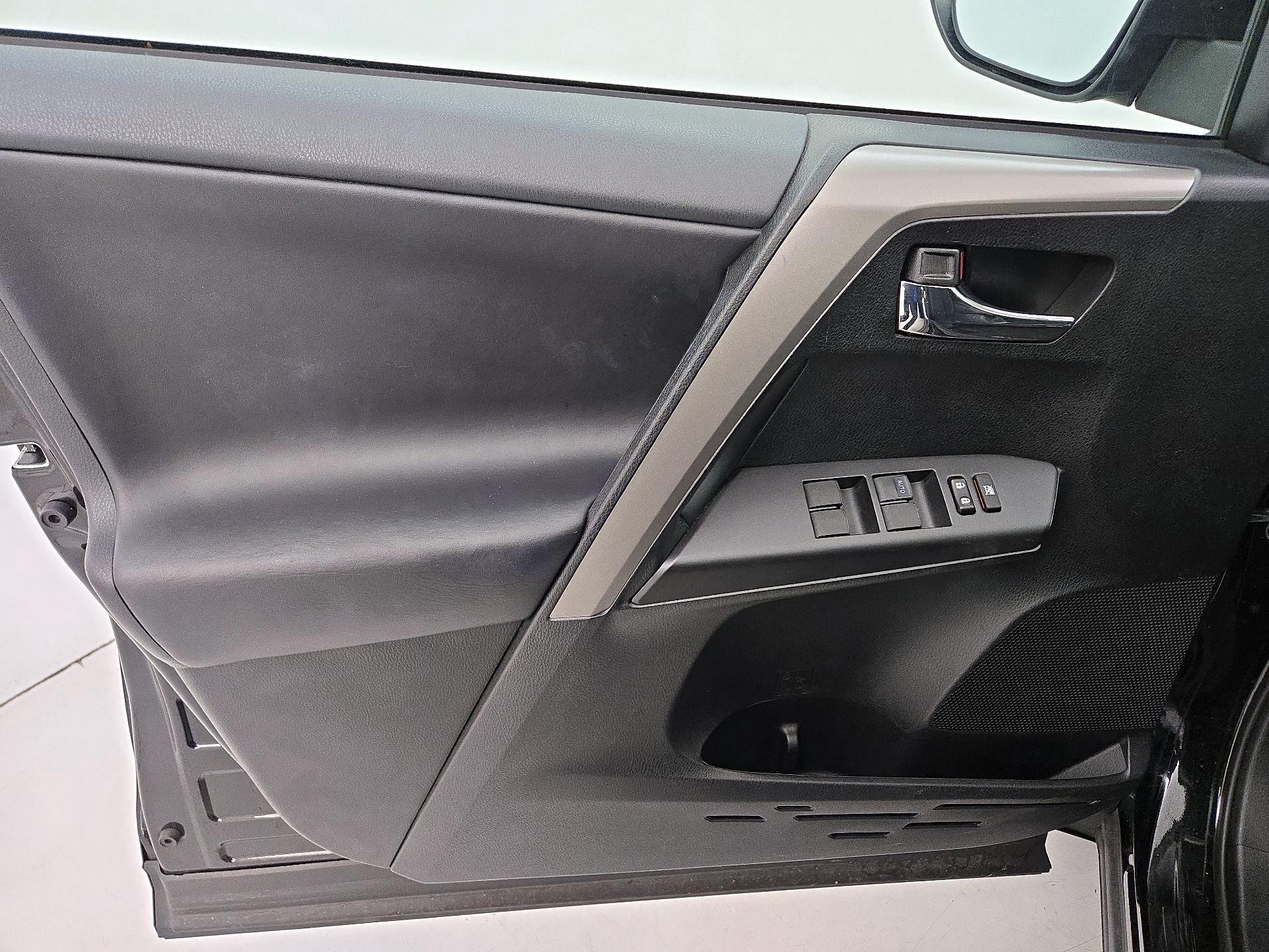 Thumbnail: 2018 Toyota RAV4 - 12