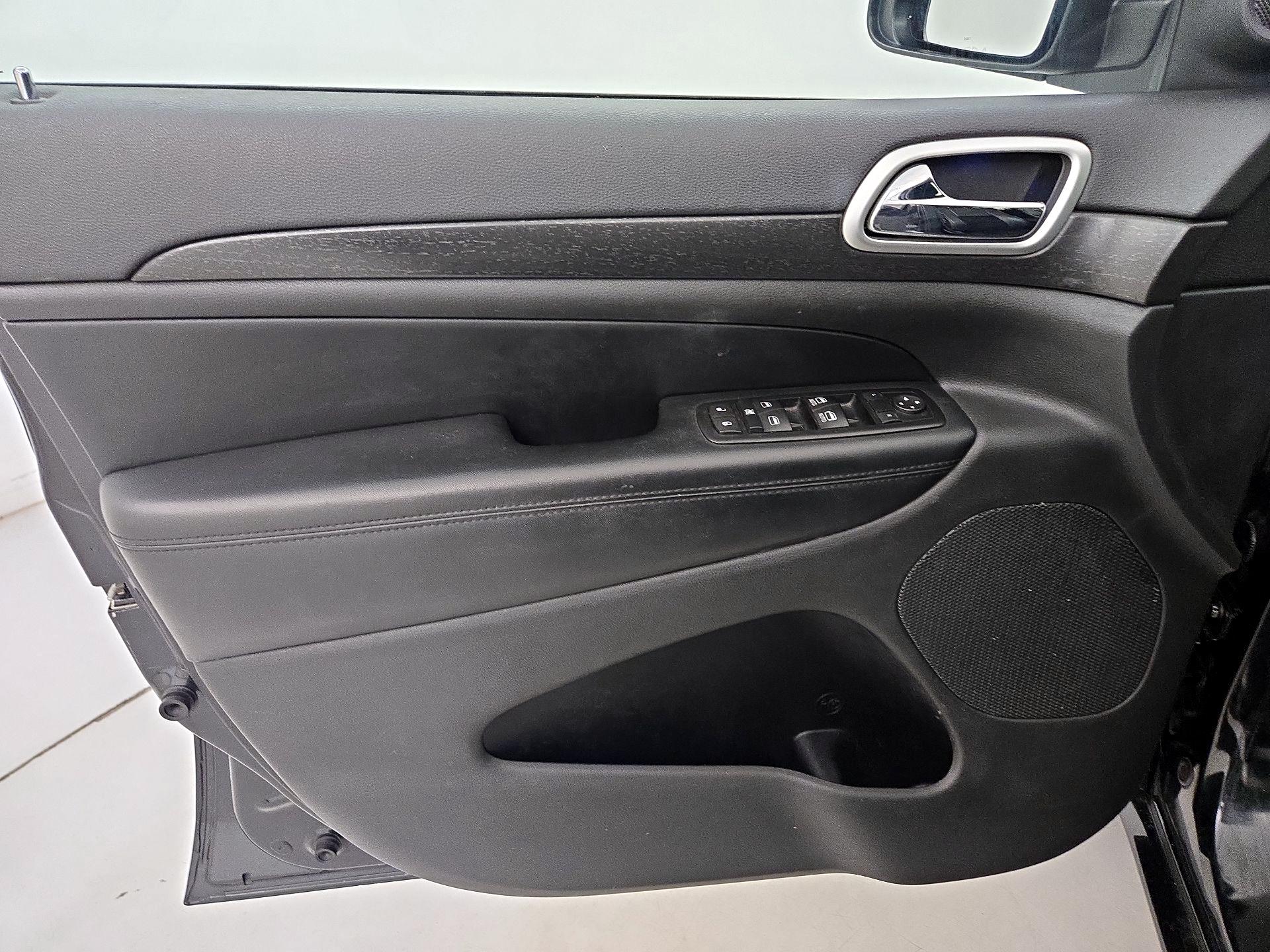 Thumbnail: 2015 Jeep Grand Cherokee - 12