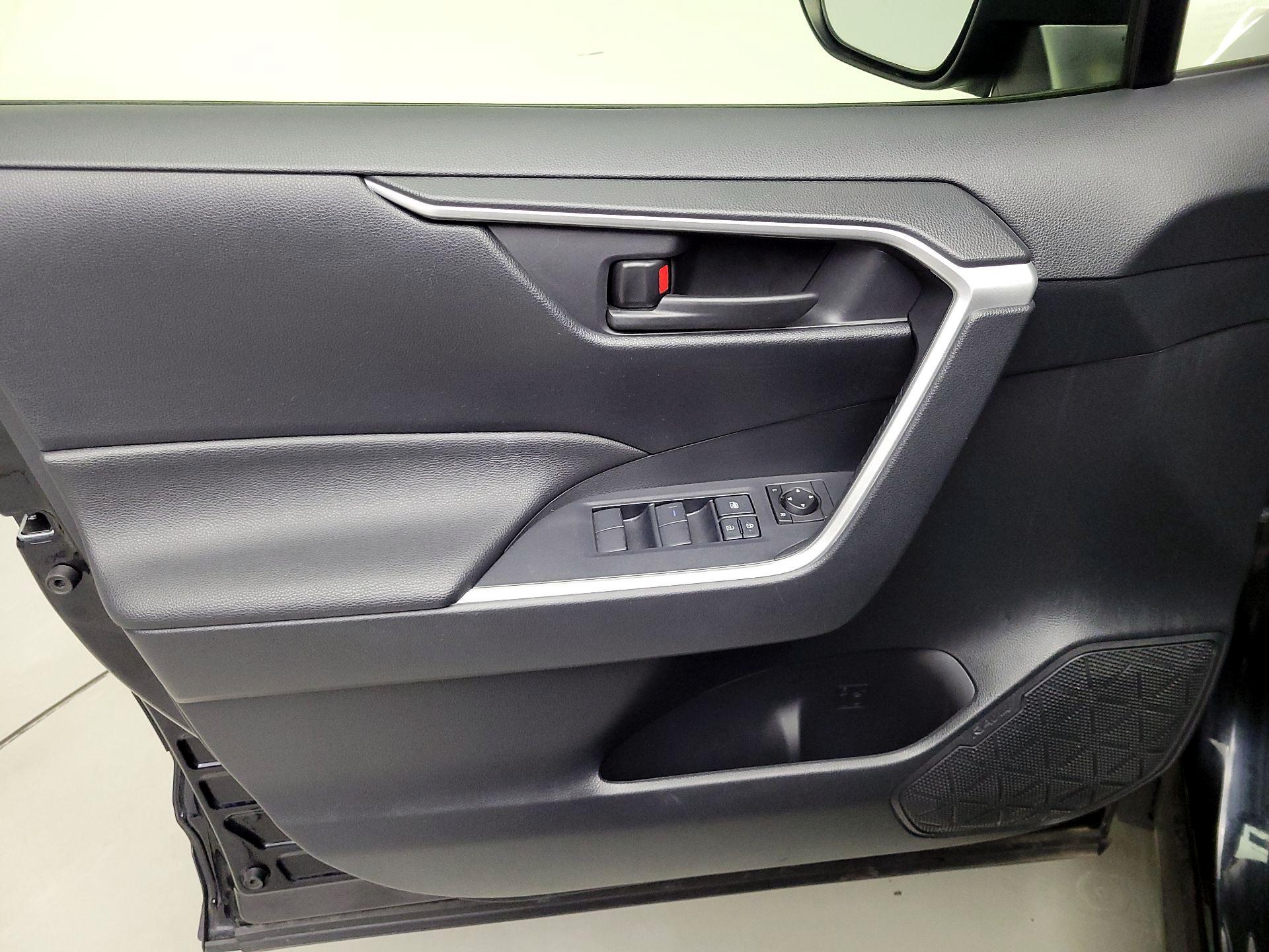 Thumbnail: 2020 Toyota RAV4 - 12