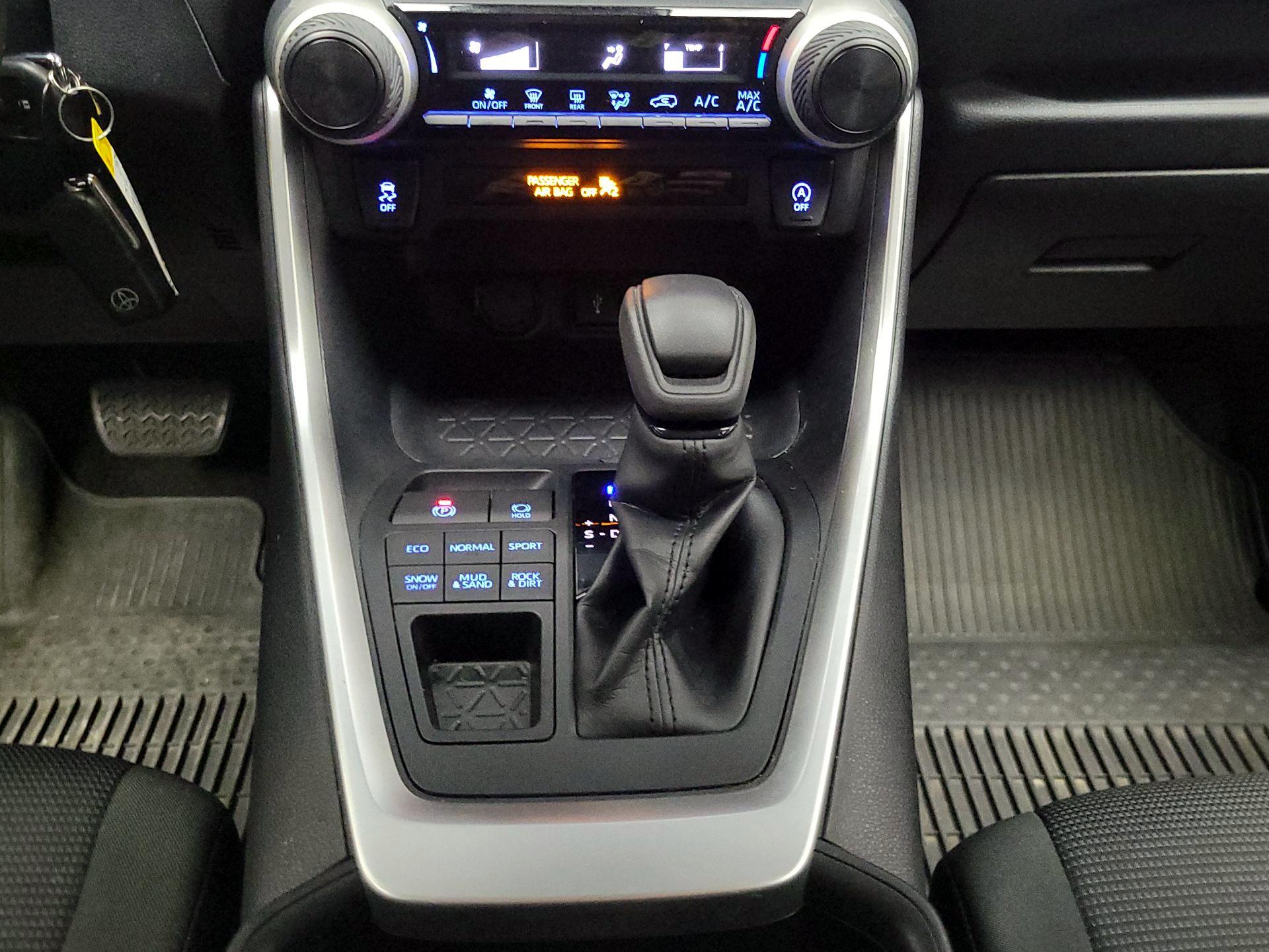 Thumbnail: 2020 Toyota RAV4 - 17