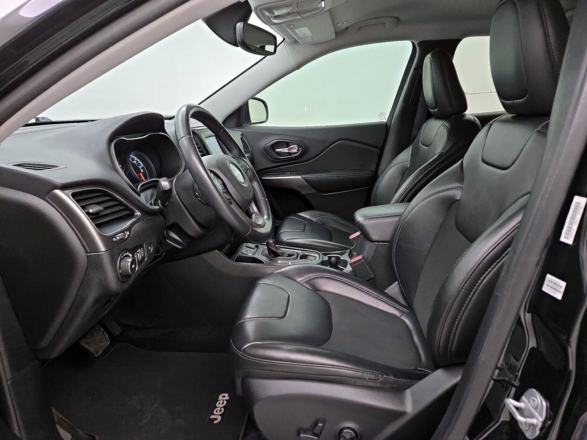 Thumbnail: 2019 Jeep Cherokee - 11